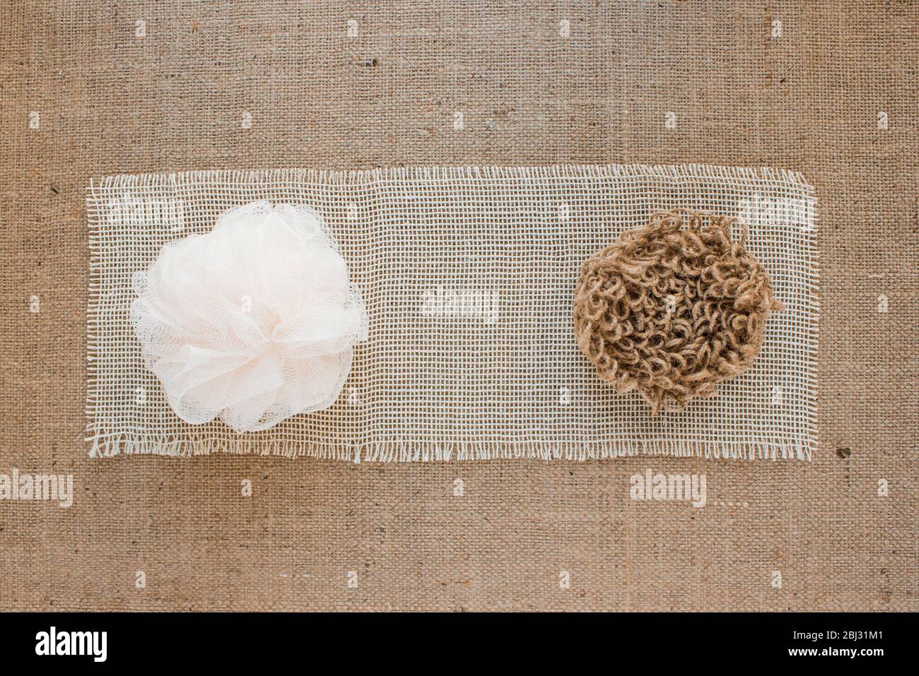 Confronto tra il panno di iuta naturale per lavare piatti o corpo e il solito panno di polipropilen. Concetto di zero sprechi. Idee regalo eco-compatibili Foto Stock