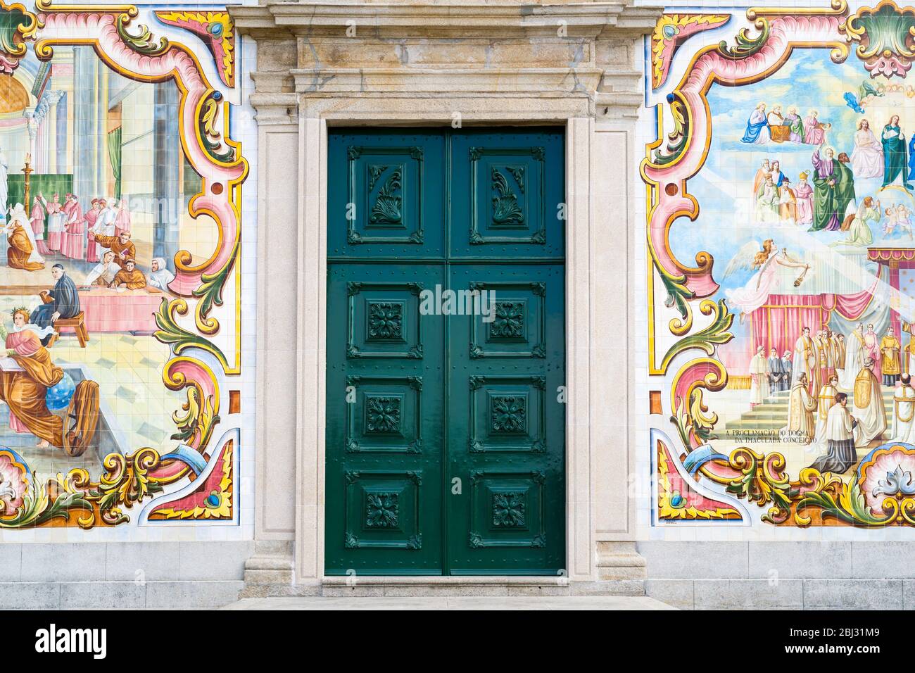 Porta della chiesa decorata con piastrelle tradizionali raffiguranti scene religiose a Valega vicino Ovar in Portogallo Foto Stock