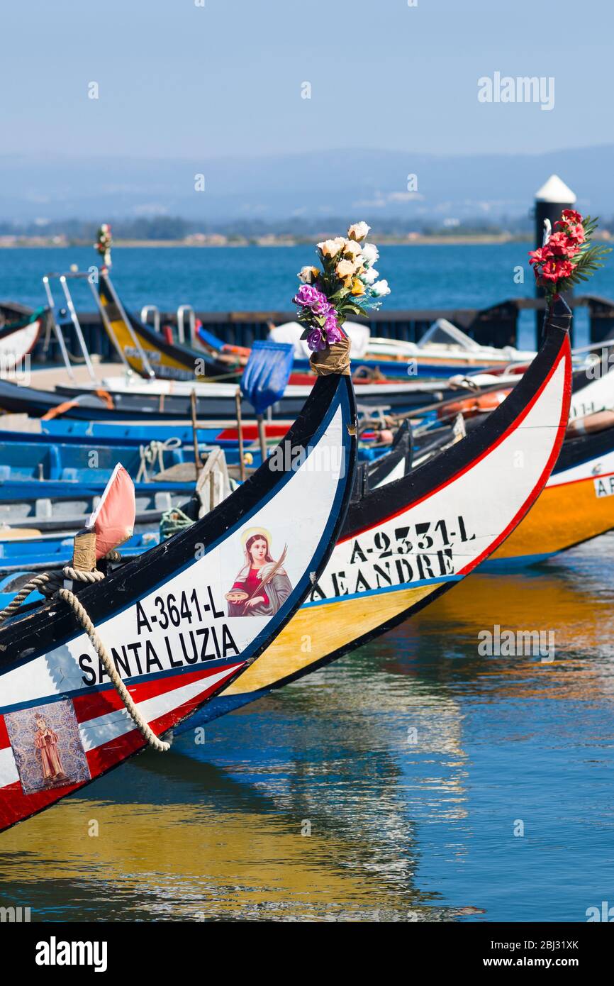 Barche tradizionali in stile gondola dipinta con colori vivaci sul canale di moliceiro ad Aveiro, Portogallo Foto Stock