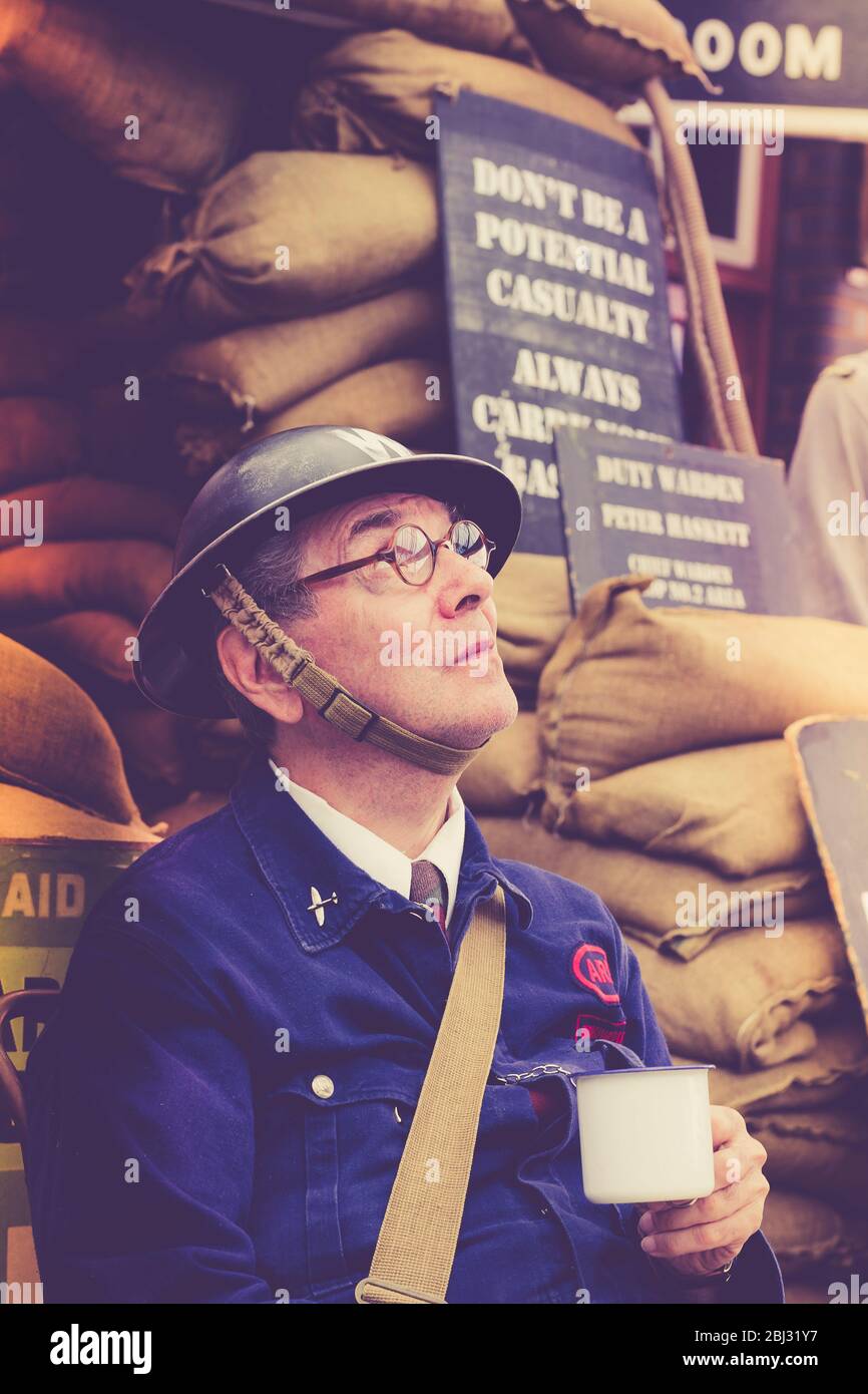 Retro close up di 1940 uomo come vintage, wartime ARP warden (Air raid Precauzioni) isolato a Severn Valley Railway station, evento estivo 1940s WW2 UK Foto Stock
