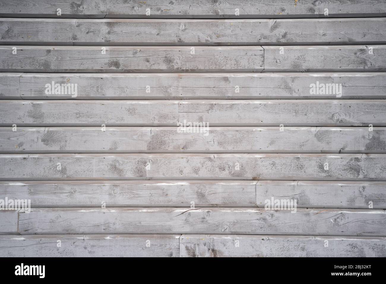 Parete di legno grigio. Disegno di platano dipinto di tipico esterno di casa scandinava Foto Stock