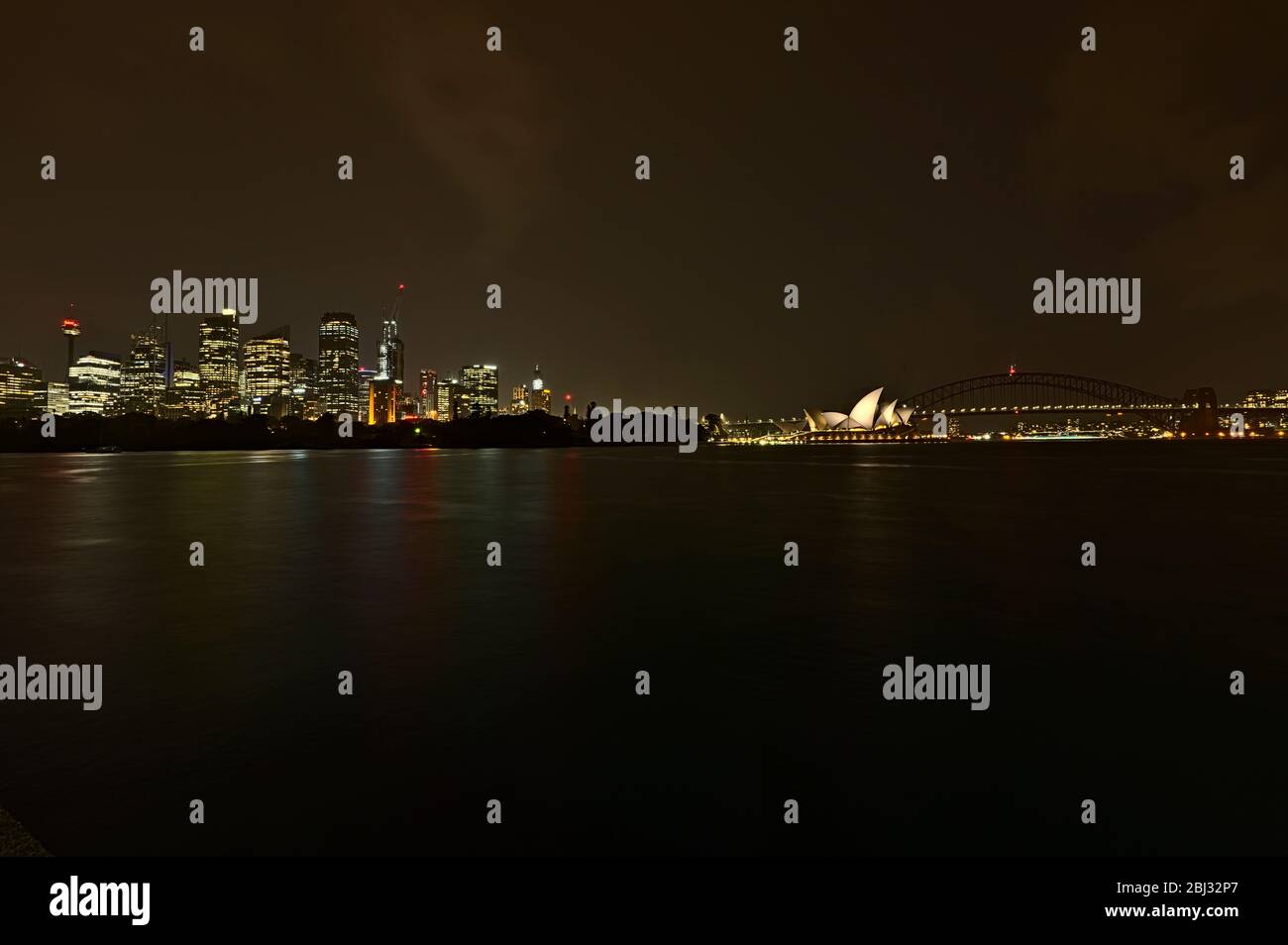 Skyline di Sydney con Harbour Bridge e Opera House di notte Foto Stock