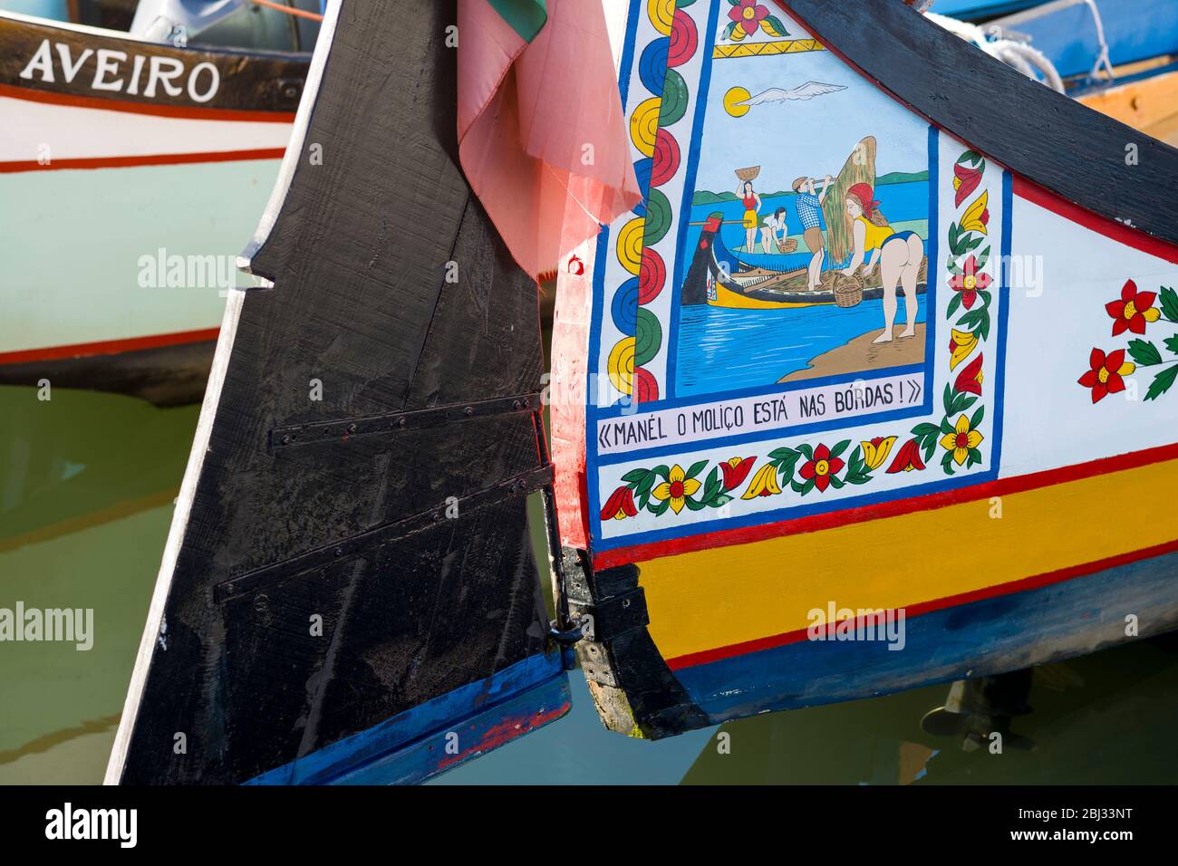 Tradizionale gondola dipinta in stile moliceiro barca canale con scena saucy dipinta su prua in Aveiro, Portogallo Foto Stock