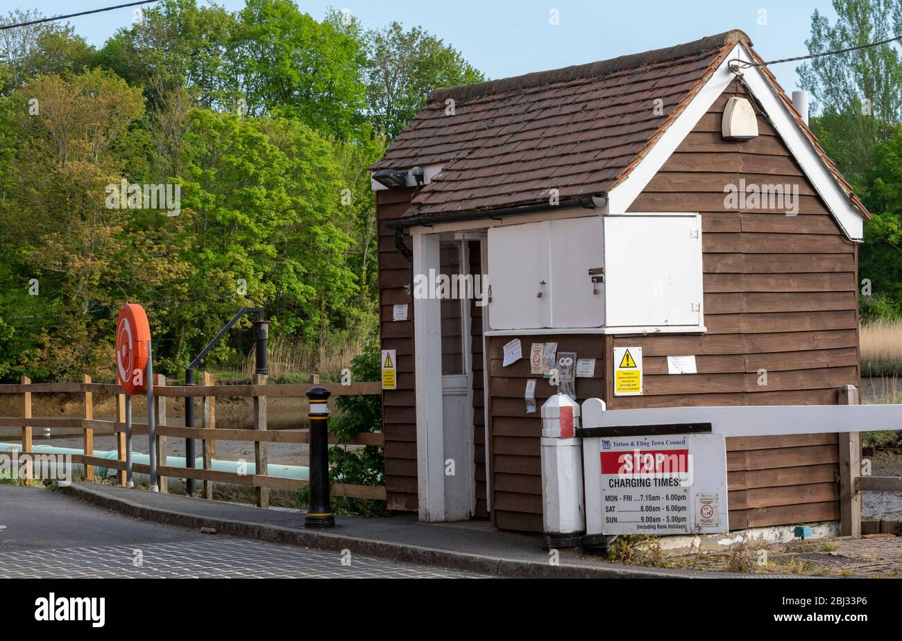 Stand pedaggio a Eling Toll Bridge, Eling Creek, Eling, Totton, Hampshire, Inghilterra, Regno Unito Foto Stock