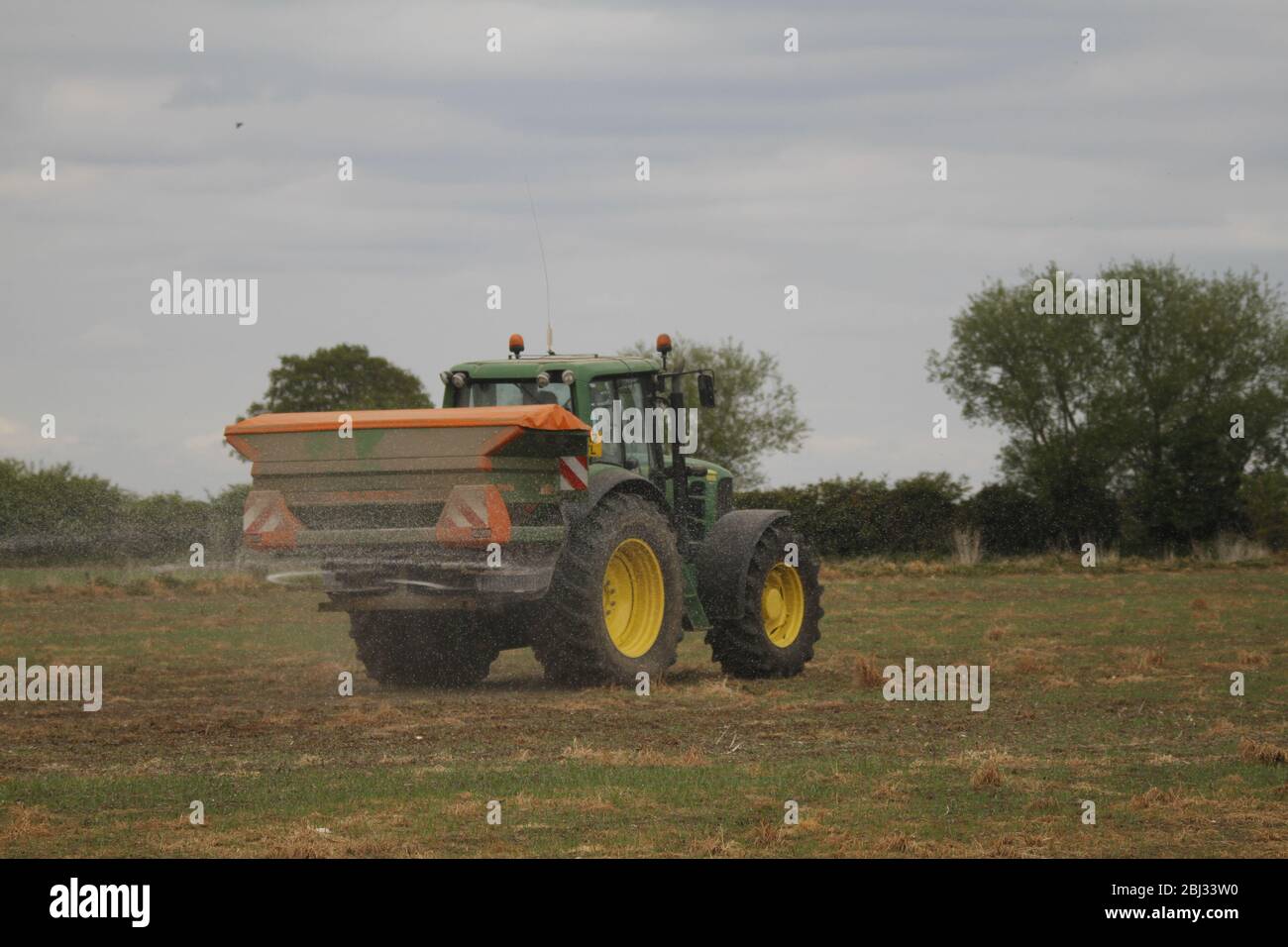 Campi di fertilizzazione del trattore Foto Stock