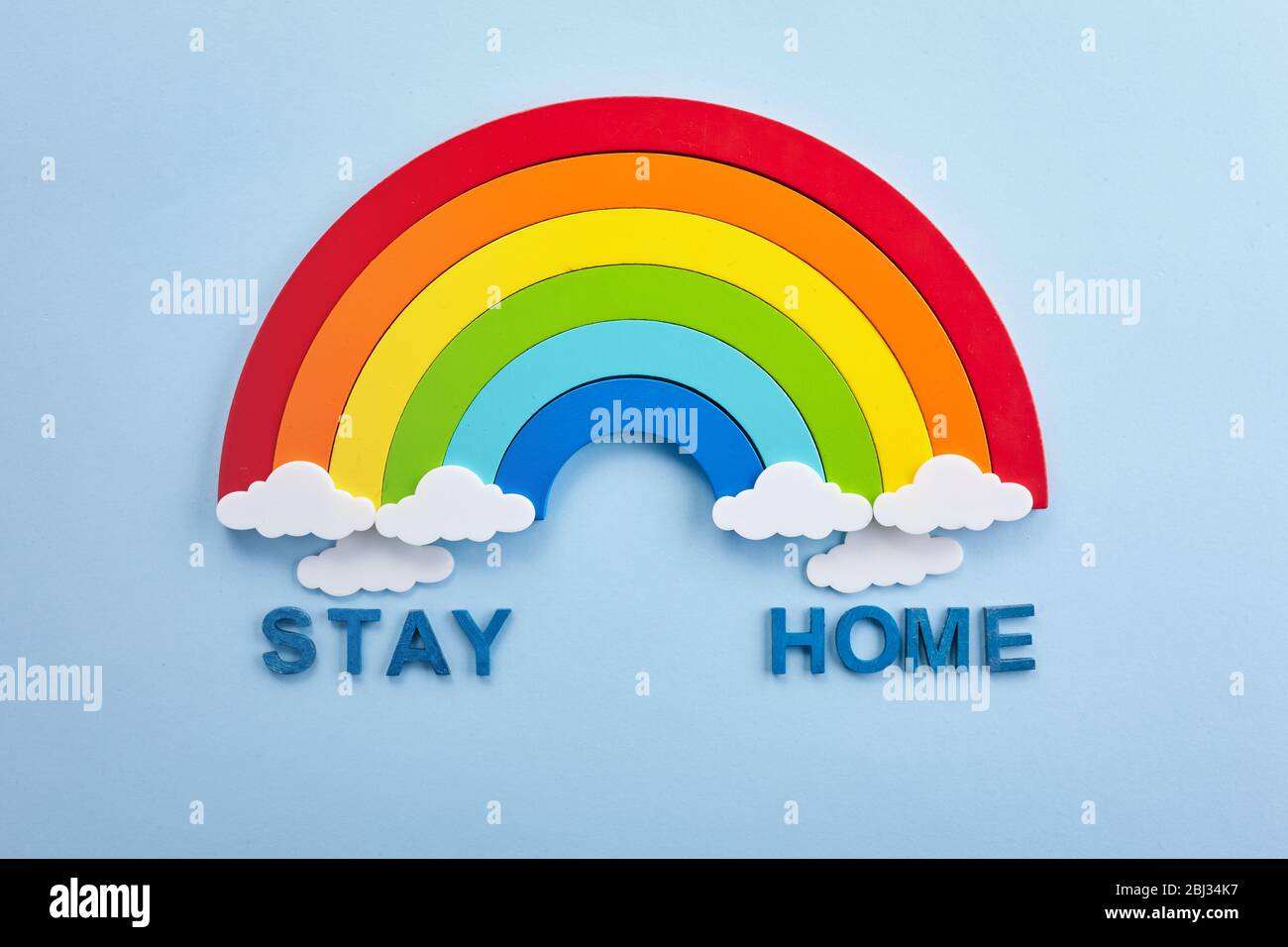 Rainbow con slogan rimanere a casa, la consapevolezza compaign promuovere le persone fare l'isolamento di sé a casa Foto Stock