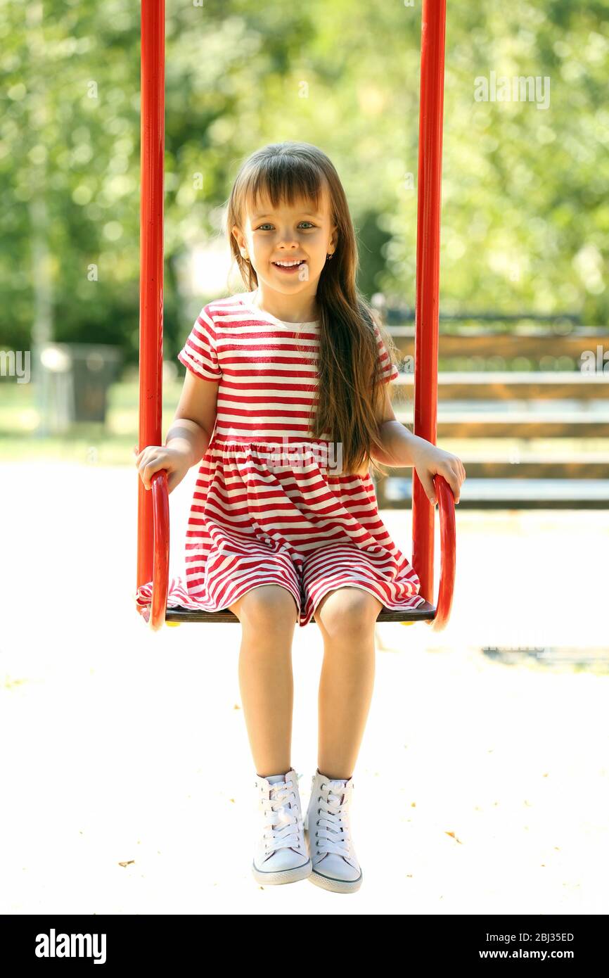 Bambina sull'altalena nel parco Foto Stock