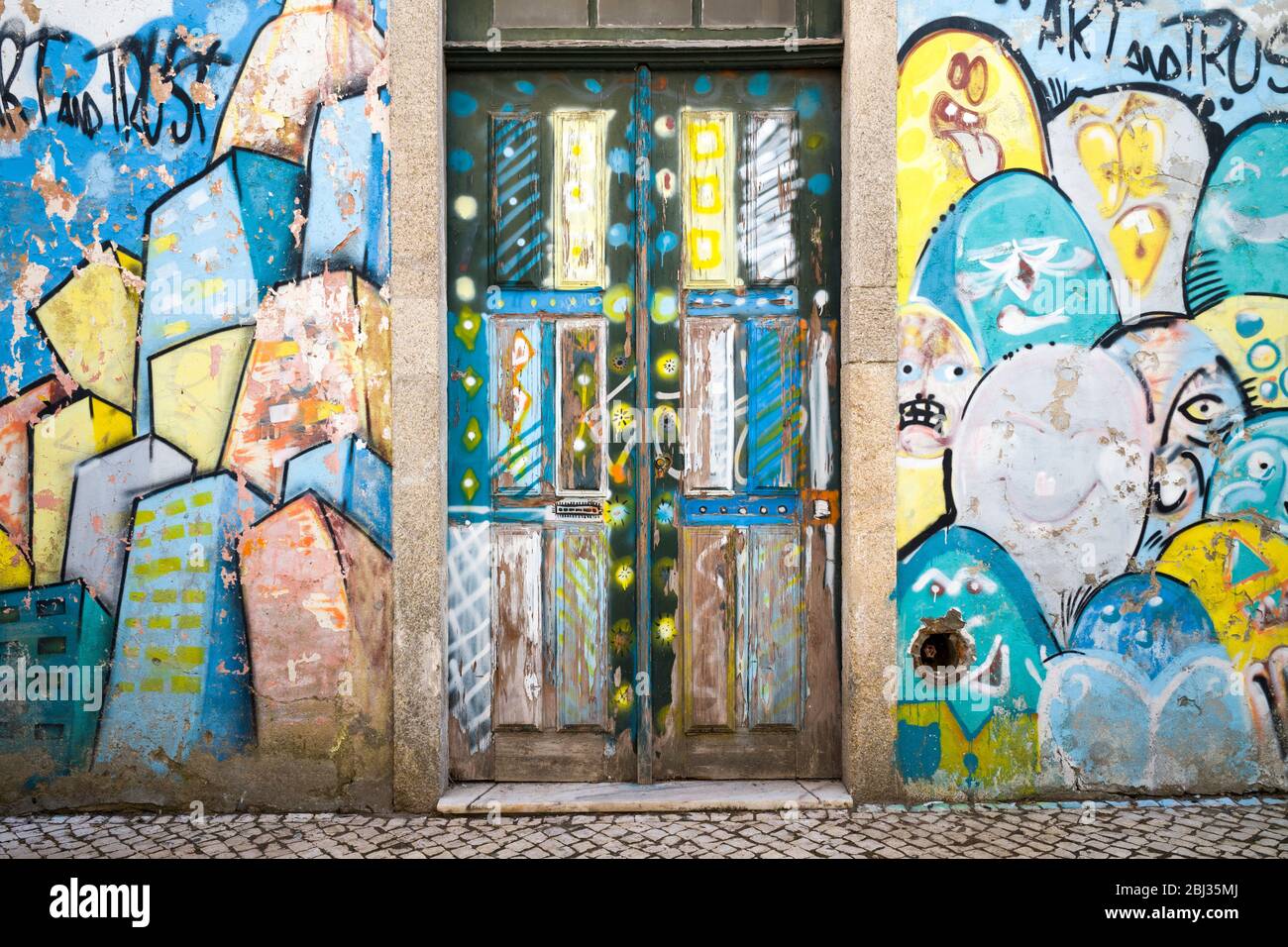 Street art su muri e porta in Aveiro, Portogallo Foto Stock