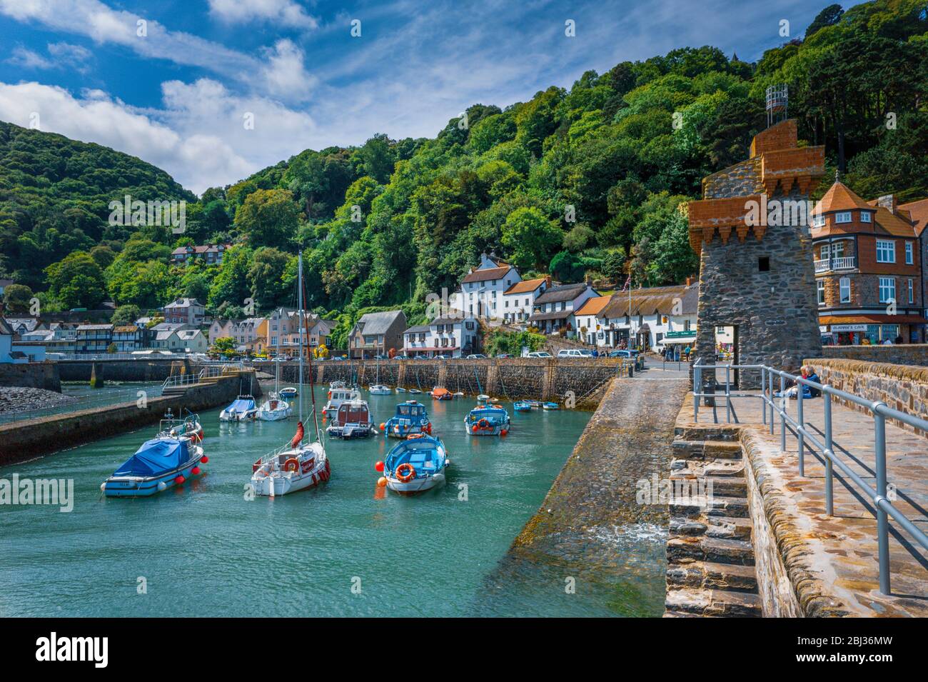 Porto di Lynmouth con la torre Renish sulla parete del porto. Foto Stock