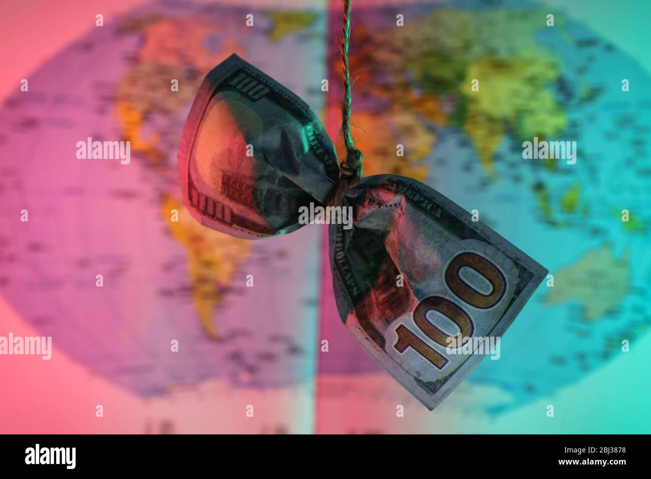 Cento dollari. American, US Dollars Cash Money Mappa del mondo sullo sfondo. Foto Stock