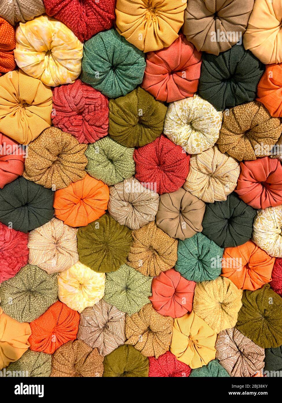 Vista di colorato, fiore a forma di tessuto sfondo. Foto Stock