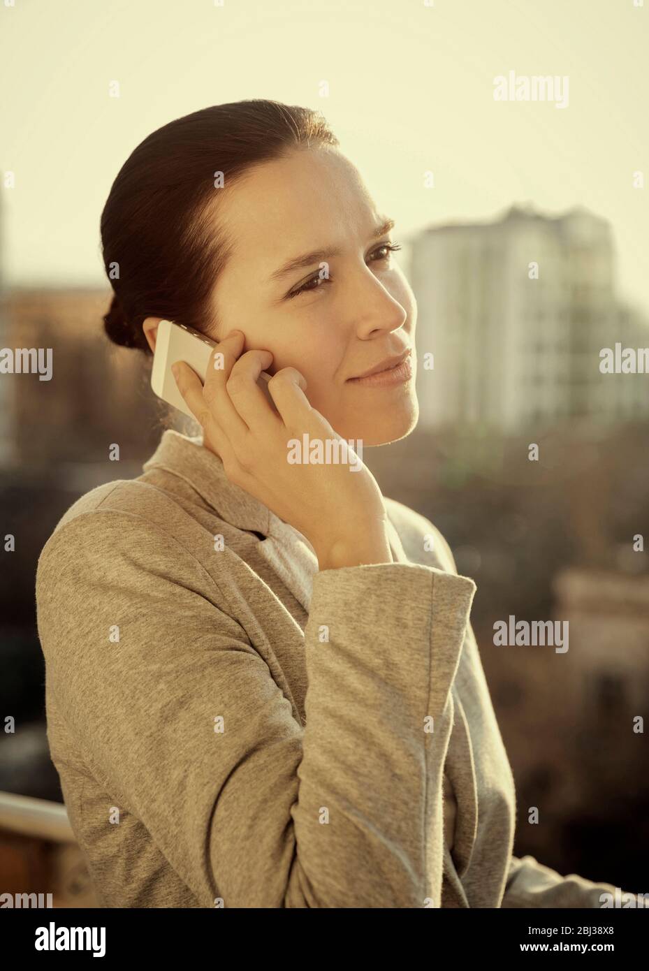 Giovane donna d'affari attraente che parla per telefono Foto Stock