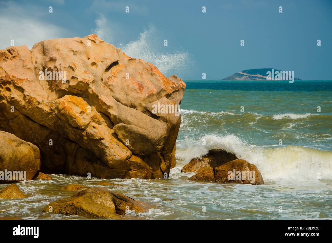 l'orizzonte dell'oceano. le onde del mare colpiscono le rocce Foto Stock