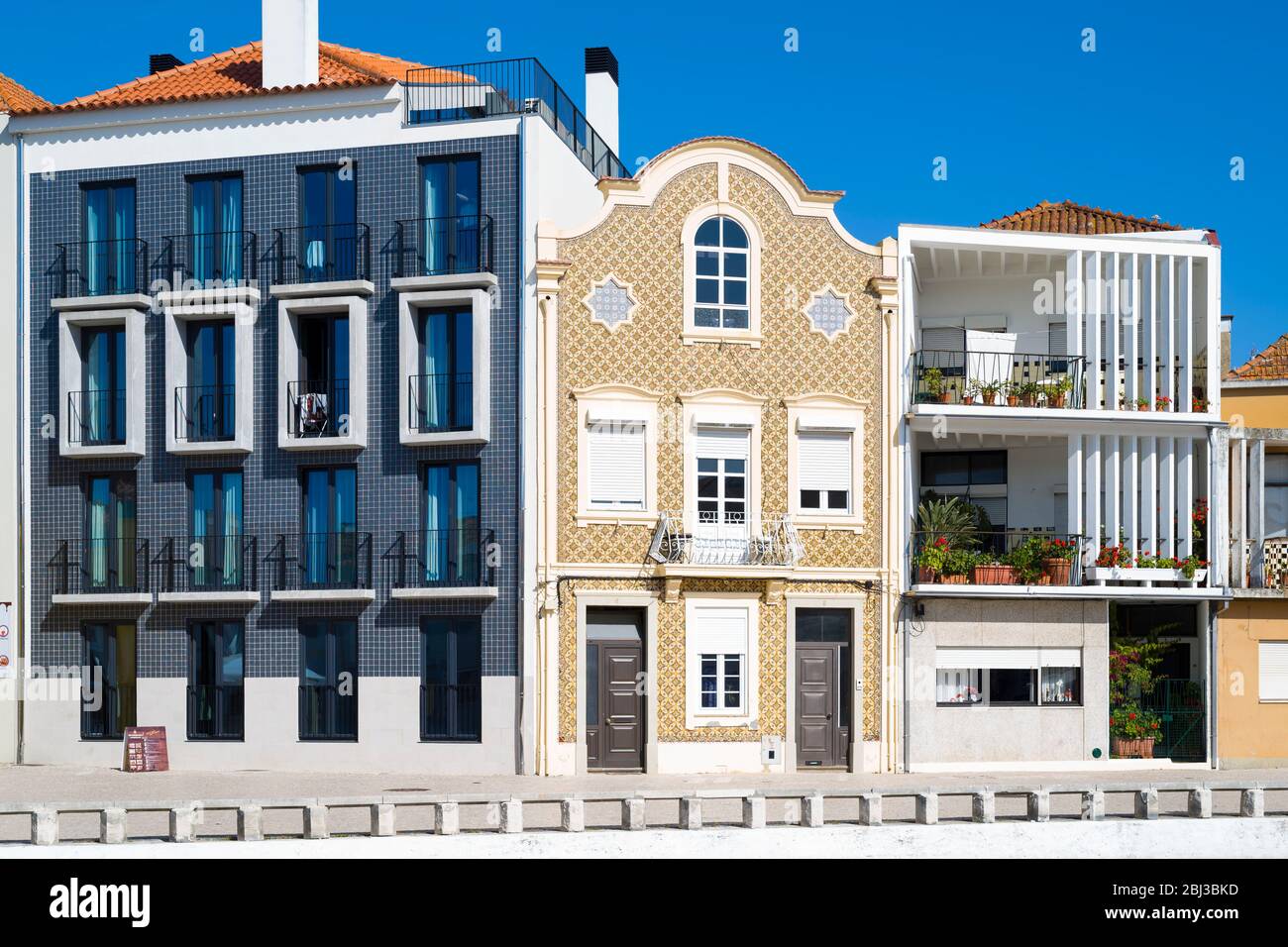 Architettura tradizionale e moderna in contrasto con la proprietà lato canale ad Aveiro, Portogallo Foto Stock