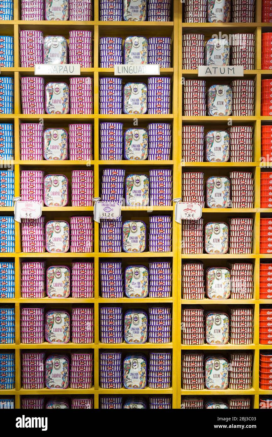 Sgombri tradizionali in scatola, tonno, sardine, capra di merluzzo, impilati su scaffali per la vendita in negozio alimentare ad Aveiro, Portogallo Foto Stock