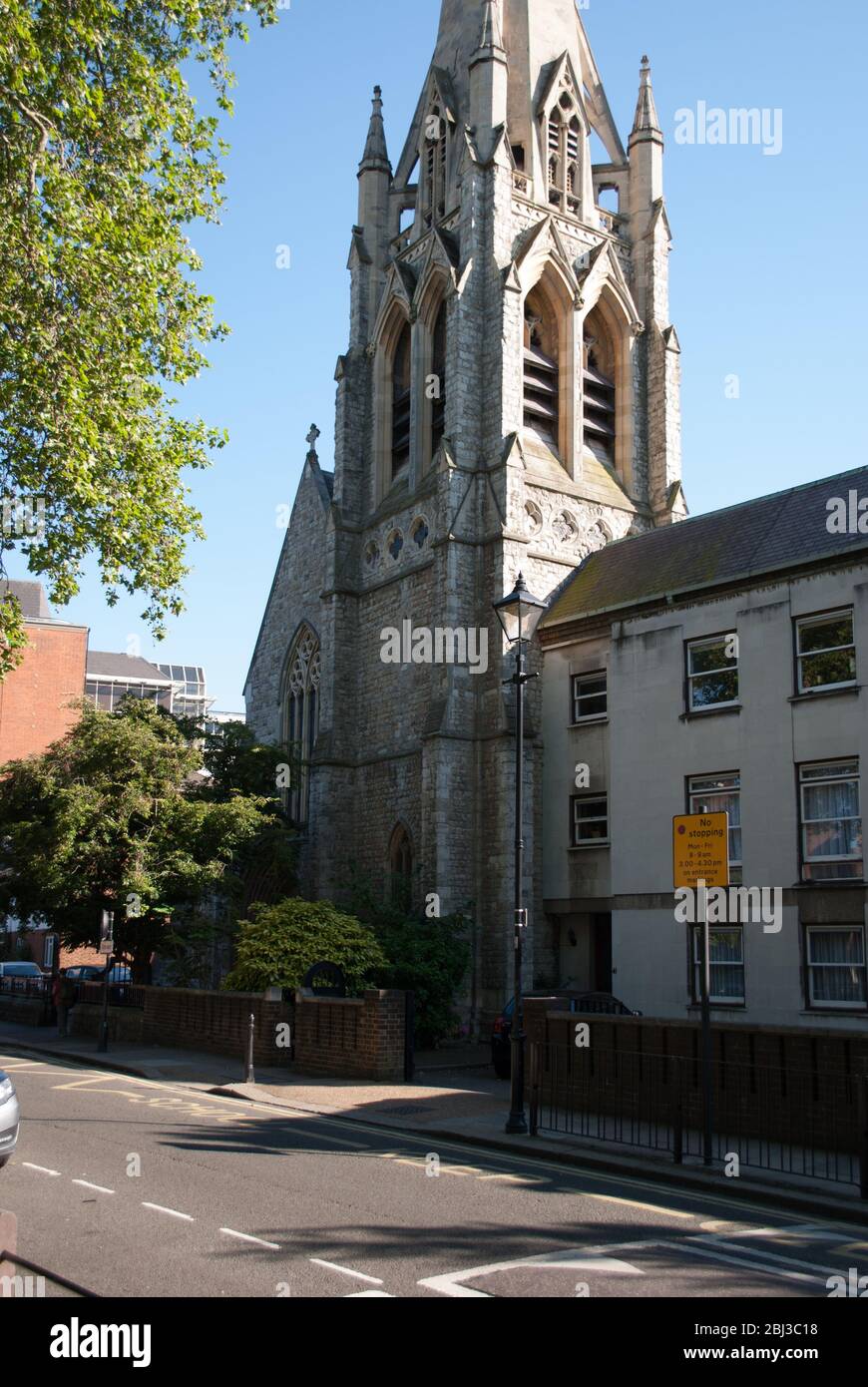 Architettura di rinascita gotica Santa Trinità Chiesa Cattolica Romana, 41 Brook Green, Hammersmith, Londra W6 7BL di William Wardell Joseph Hansom Foto Stock