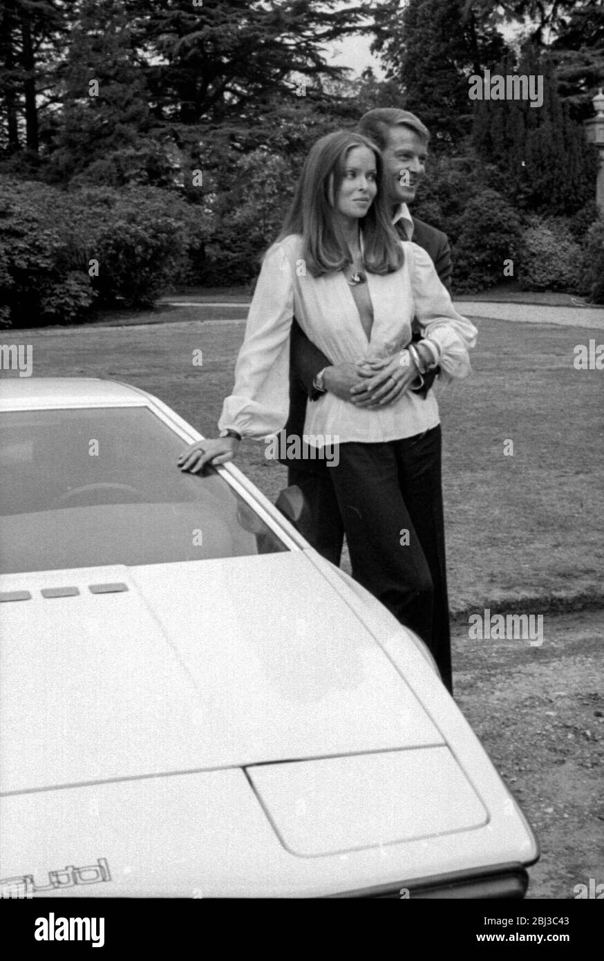 Roger Moore e Barbara Bach posano con il Lotus Esprit sottomarino, Wet Nellie, in un'azione pubblicitaria per il film di James Bond del 1977 The Spy Who Loved Me Foto Stock