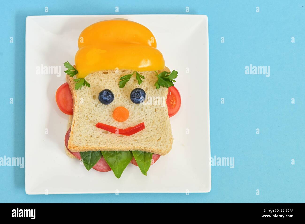 Colazione creativa per bambini con sorriso Worker Face Foto Stock