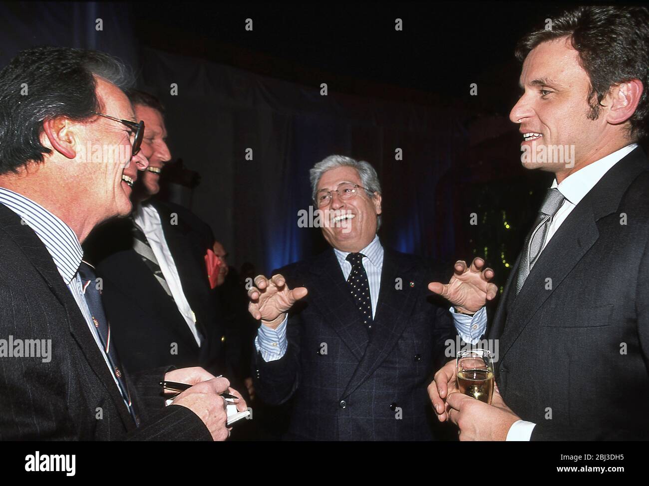 Giogetto Giugiaro di Ital Design al lancio della Aston Martin Vanquish a Ginevra nel 2001. Foto Stock