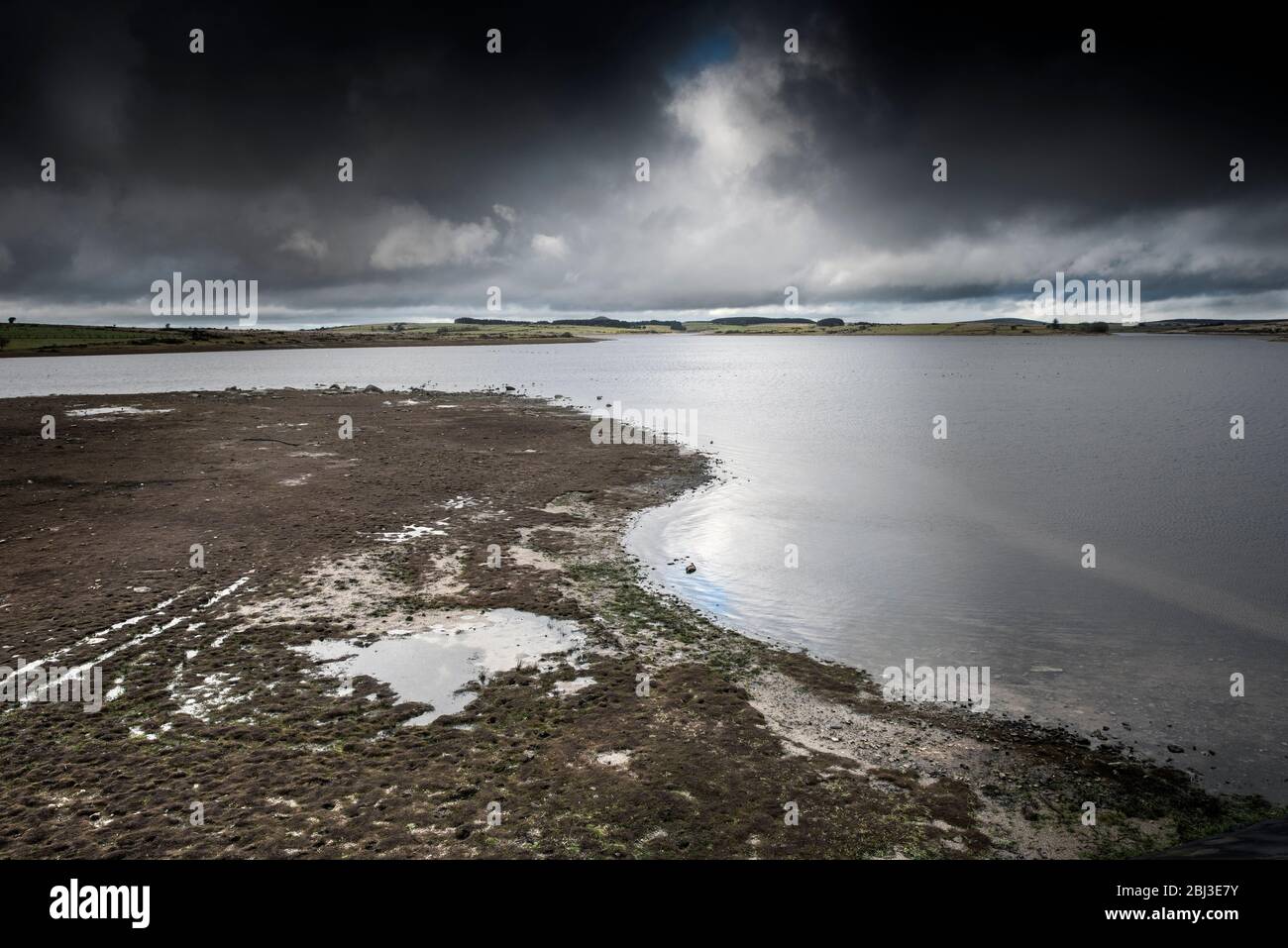 Il letto lago esposto del lago Colliford sul Bodmin Moor in Cornovaglia. Foto Stock