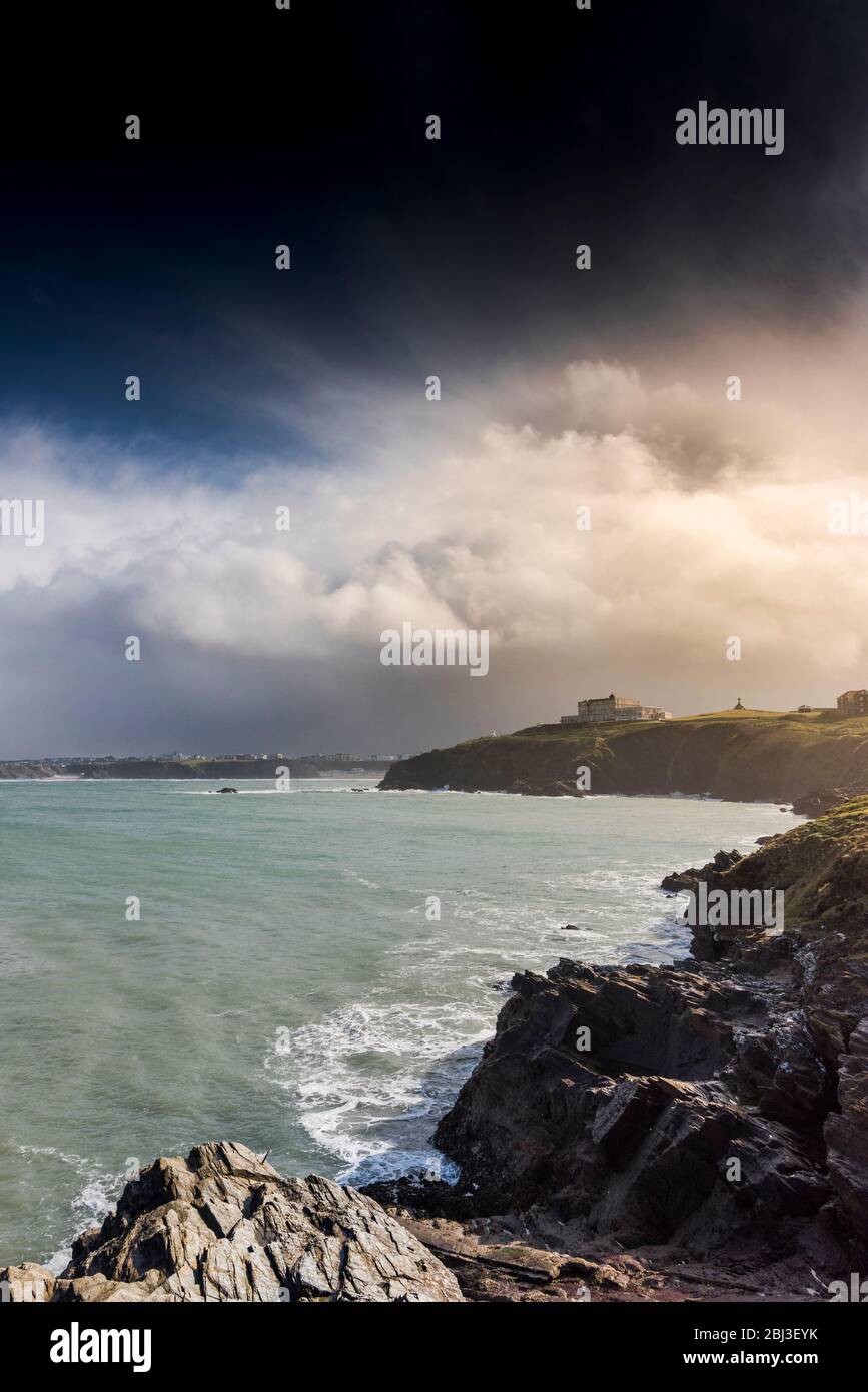 Le nubi di tempesta si addensano su Newquay mentre Storm Jorge arriva sulla costa della Cornovaglia. Foto Stock