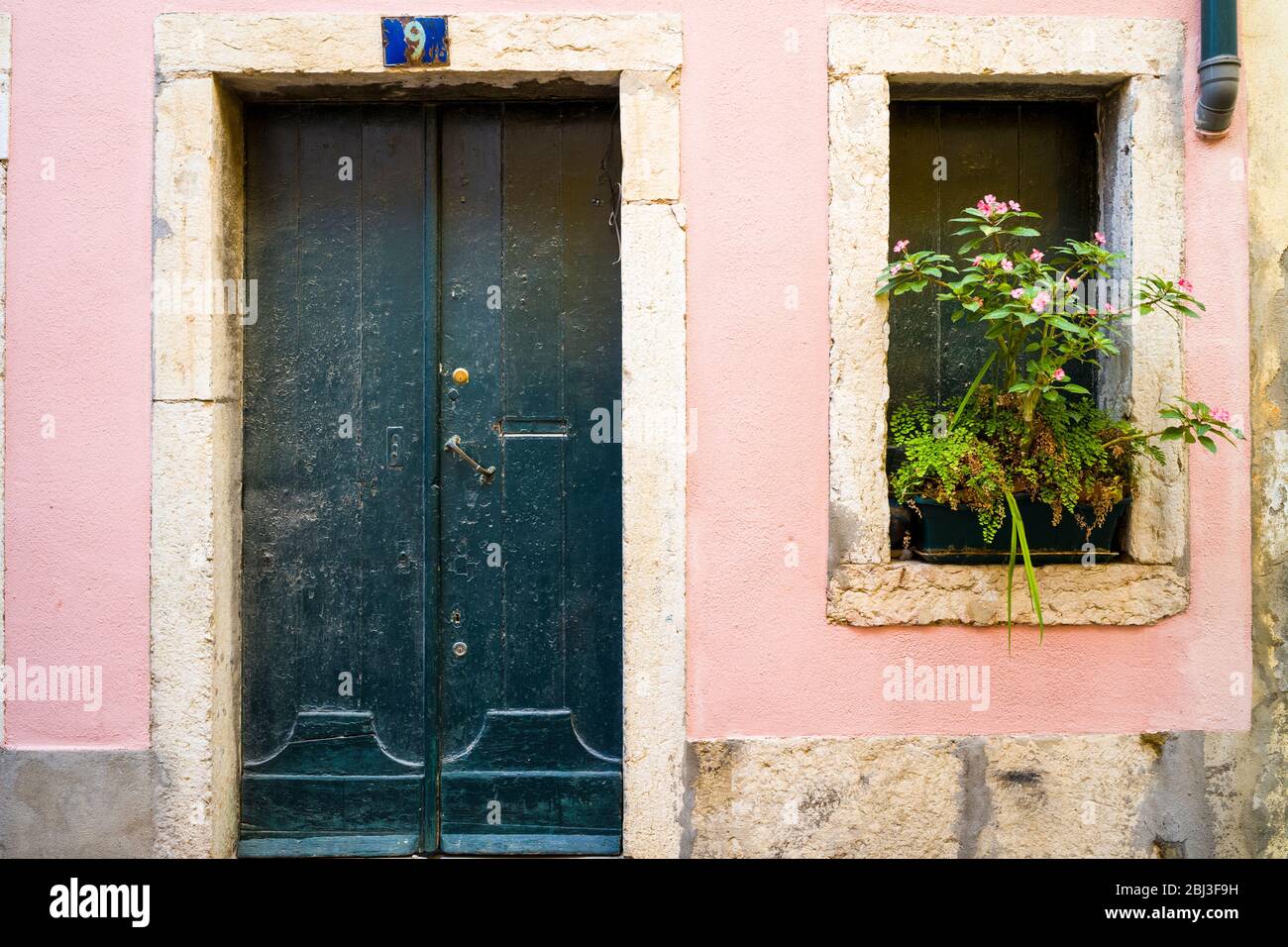 Tipica porta portoghese architettura tradizionale a Lisbona, Portogallo Foto Stock