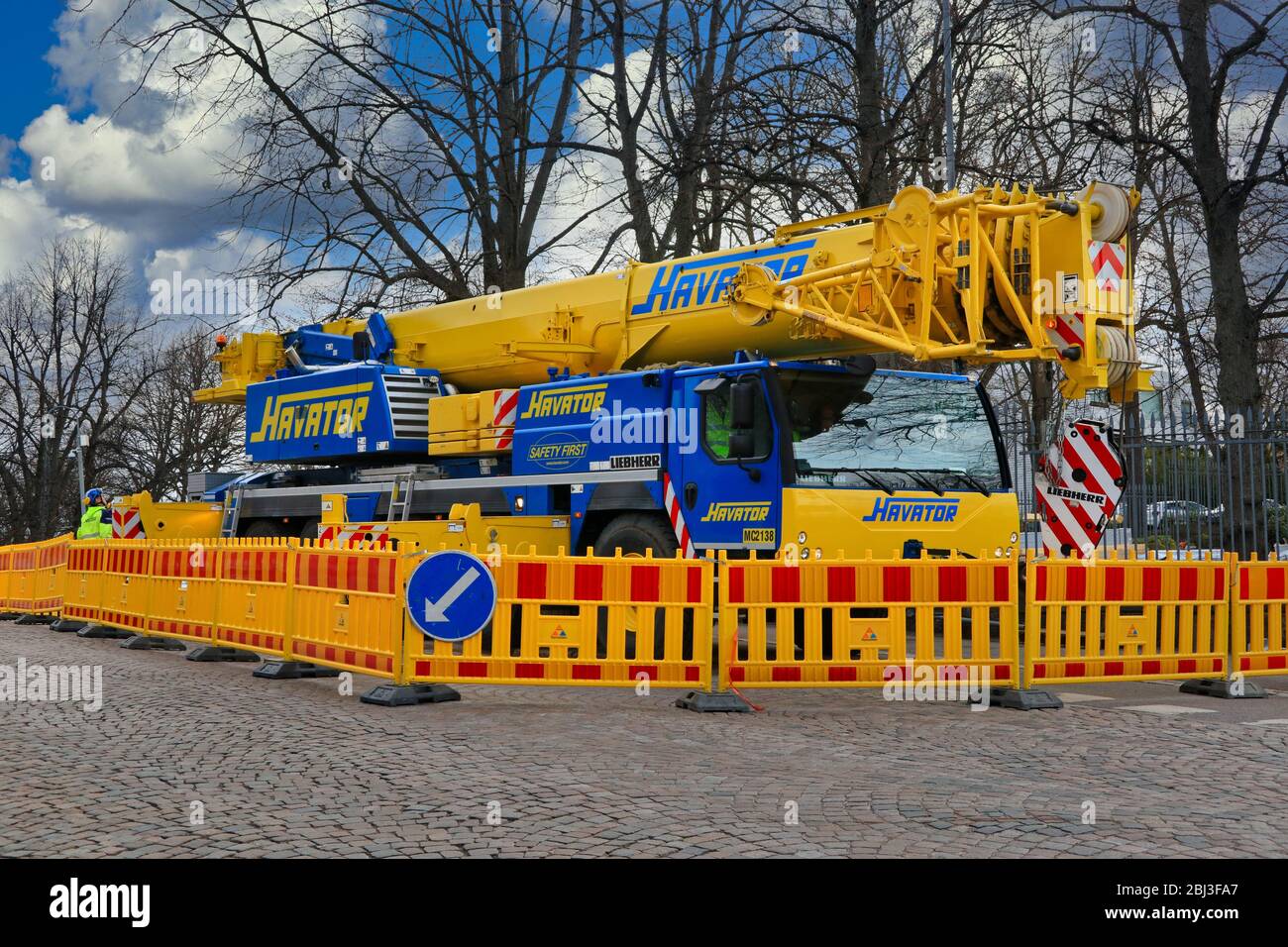Gru mobile Liebherr di Havator Oy per strada in cantiere. Helsinki, Finlandia. Aprile 28, 2020. Foto Stock