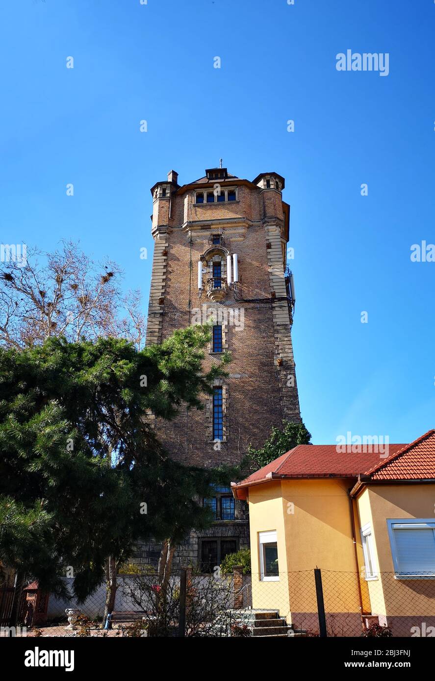Vecchio edificio storico, struttura della torre dell'acqua, punto di riferimento dell'architettura medievale conosciuto come 'Turnul de apa' in Arad, Romania, 03/31/2019 Foto Stock