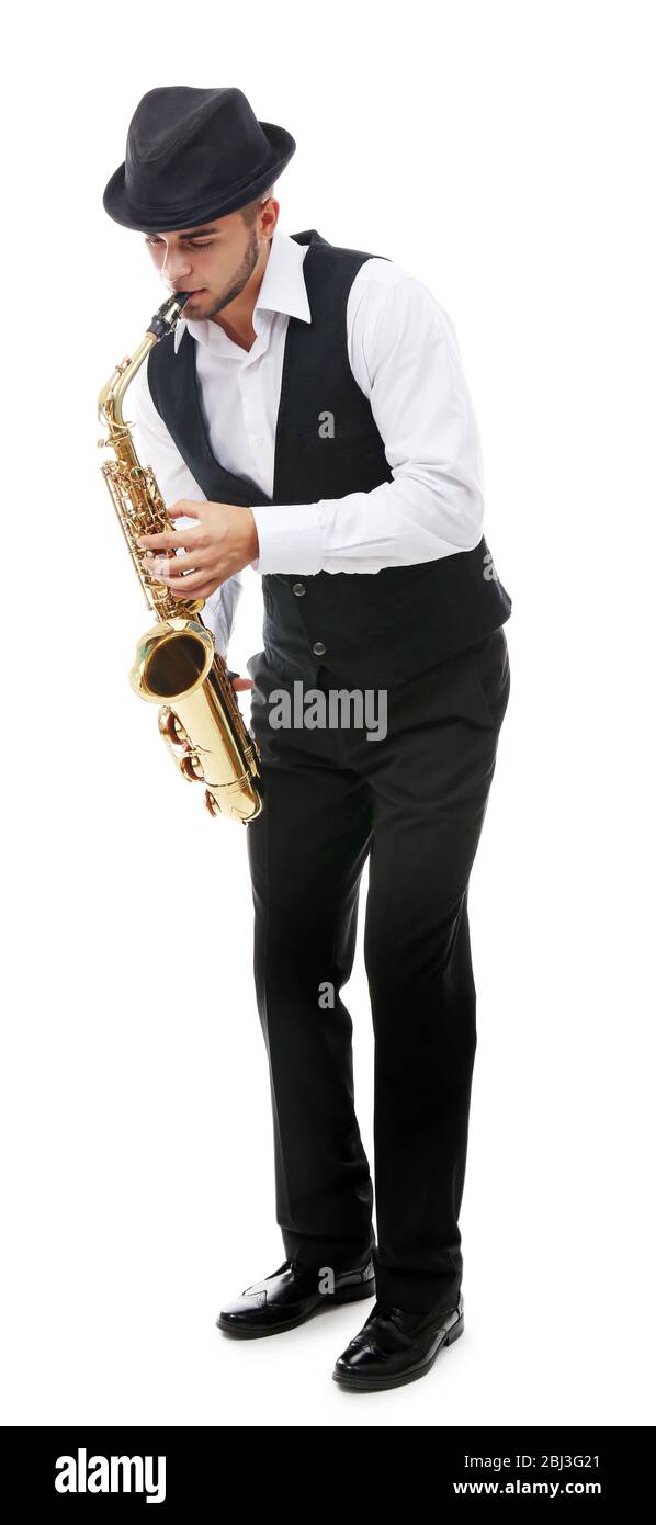 Happy sassofonist suona musica su sax in elegante abito su sfondo bianco Foto Stock