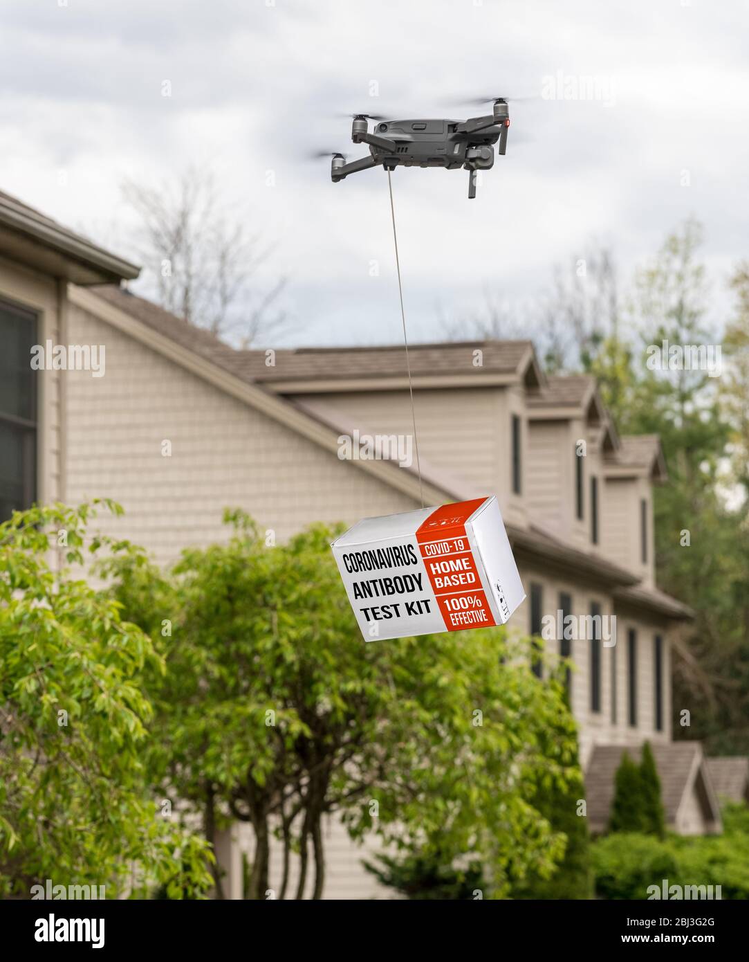 Drone volante che eroga un kit di test per l'immunità agli anticorpi covid-19 per l'alloggiamento durante l'epidemia di coronavirus Foto Stock