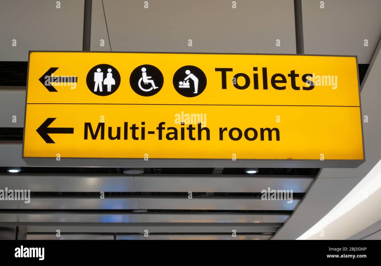 Servizi igienici e Multi Faith Room Sign presso un terminal aeroportuale Foto Stock