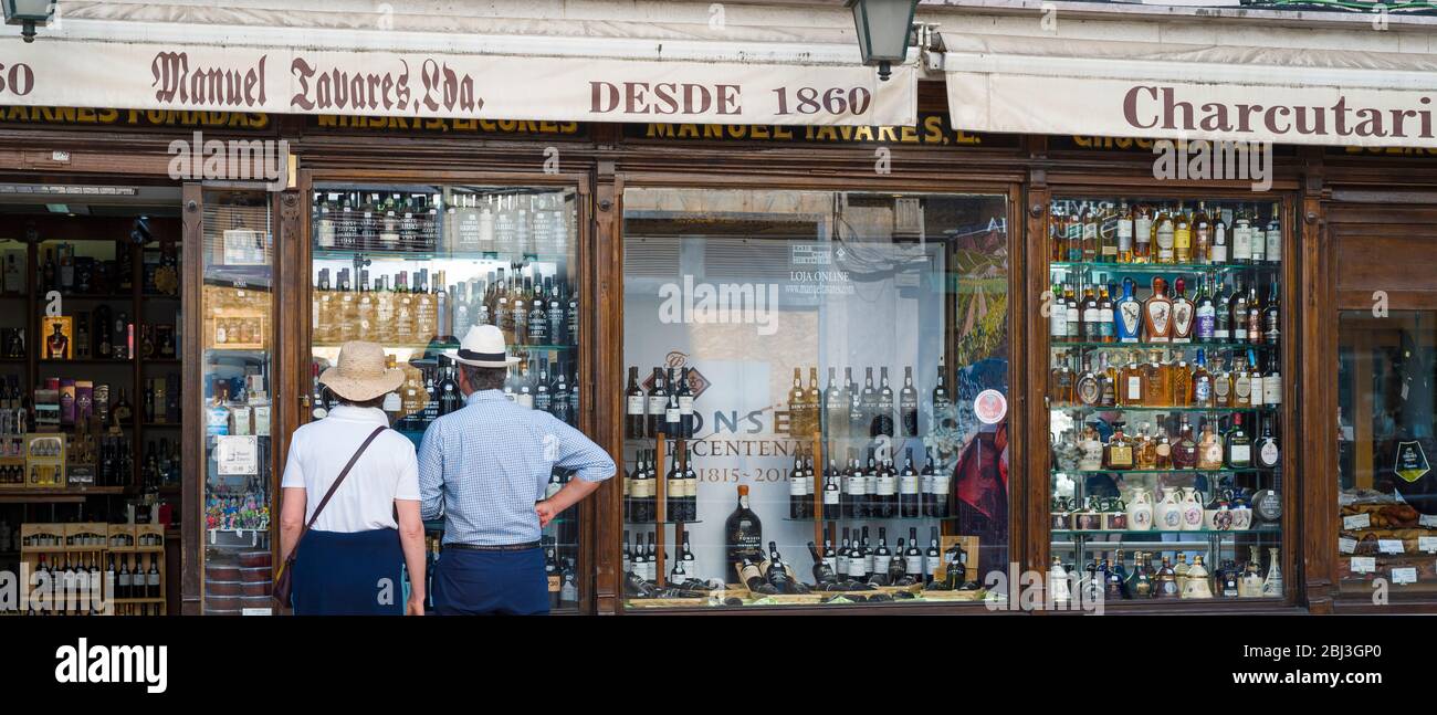 Turisti che cercano in vetrina il famoso negozio Manual Tavores a Rua de Betesga, Praca de Figueira a Lisbona, Portogallo Foto Stock