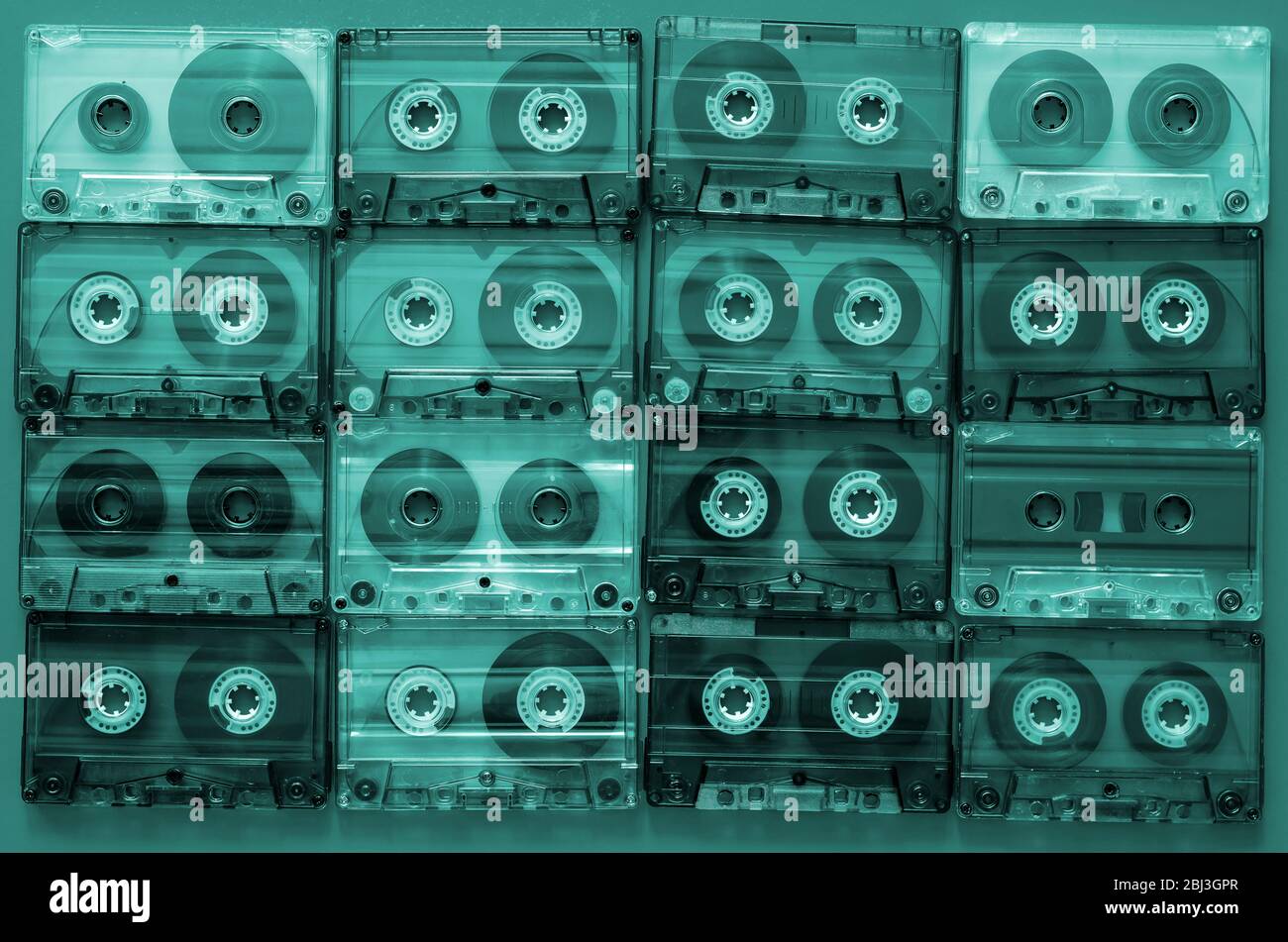 musica anni '80 su cassette audio. Molti nastri audio con vecchie canzoni. Sfondo delle cassette audio macchiato. Foto colorata. Foto Stock