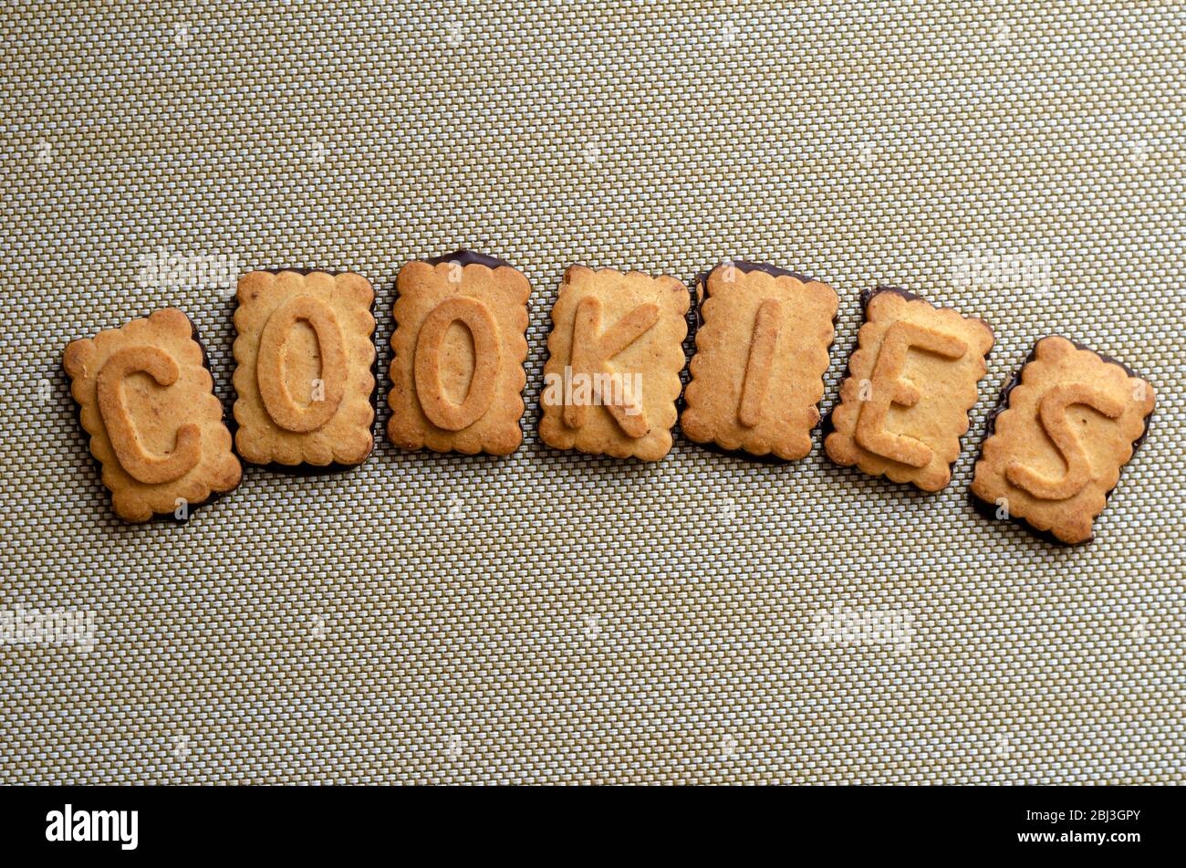 Parola dei cookie scritta con lettere dei cookie. Sette biscotti con  l'alfabeto stratificato in una sola parola. Dolci per l'educazione dei  bambini. Spazio di copia. Cl Foto stock - Alamy