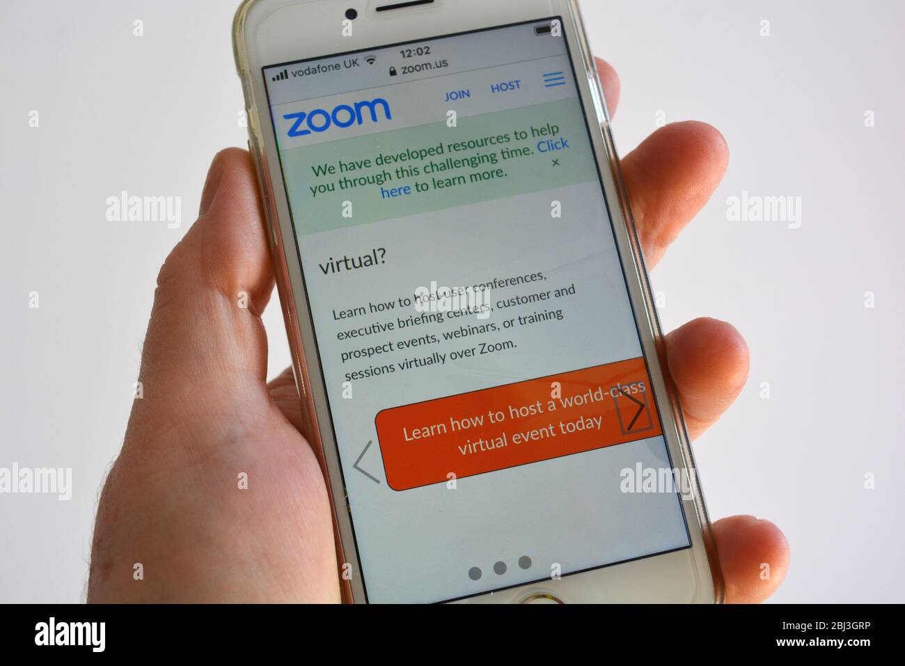 Telefono cellulare in mano, con l'app Zoom sullo schermo Foto Stock