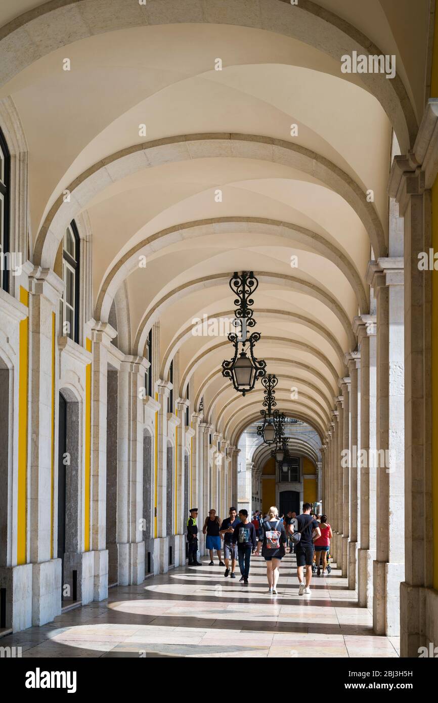 Portici della ricostruzione di Pombal a Praca do Comercio -Terreiro do Pao, nella città di Lisbona, Portogallo Foto Stock