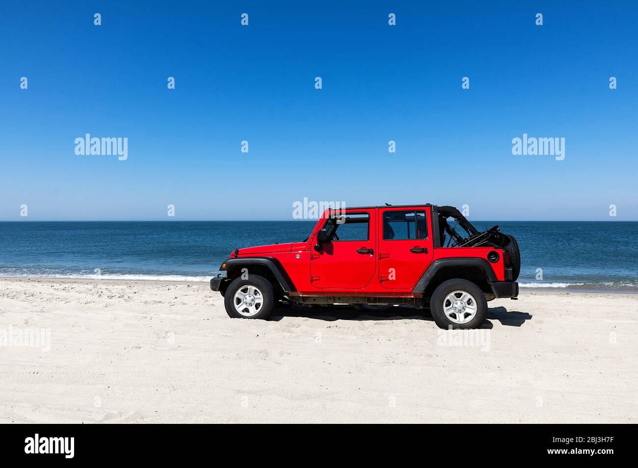 Parcheggiato SUV a Great Point Beach in Massachusetts. Foto Stock