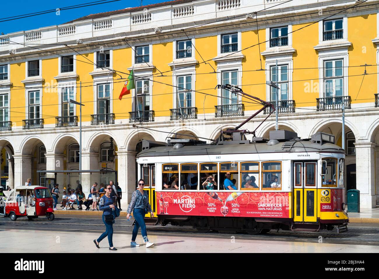 Tram che trasporta turisti e persone locali a Praca do Comercio -Terreiro do Pao, nella città di Lisbona, Portogallo Foto Stock