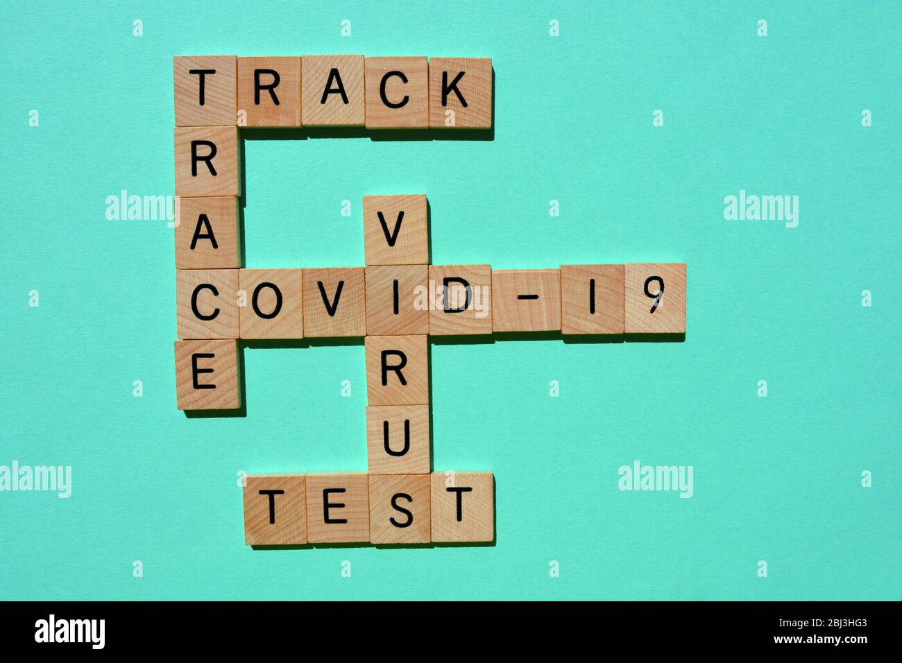 Traccia, traccia, prova, Covid-19, Virus Crossword isolato su sfondo turchese Foto Stock