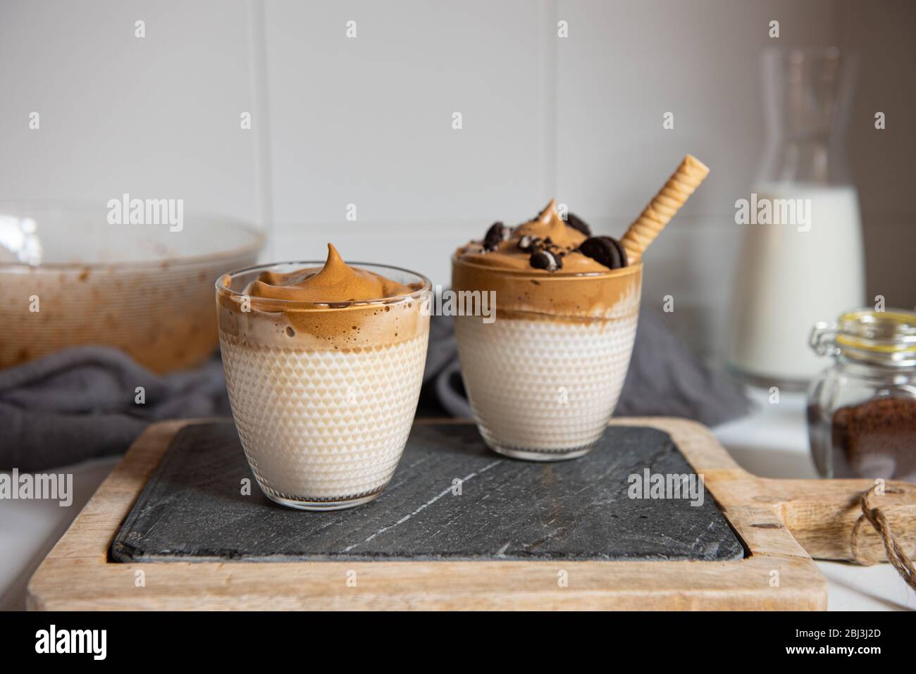 Dalgona caffè - caffè istantaneo o espresso in polvere montato con zucchero e acqua calda. Caffè freddo, montato, dalgona concetto. Foto Stock