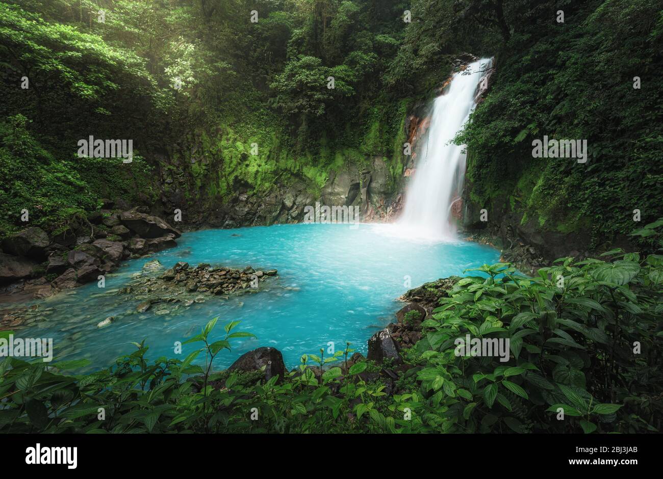 Una cascata triopica del Rio Celeste nel Parco Nazionale Vulcano Tenorio - Costa Rica Foto Stock