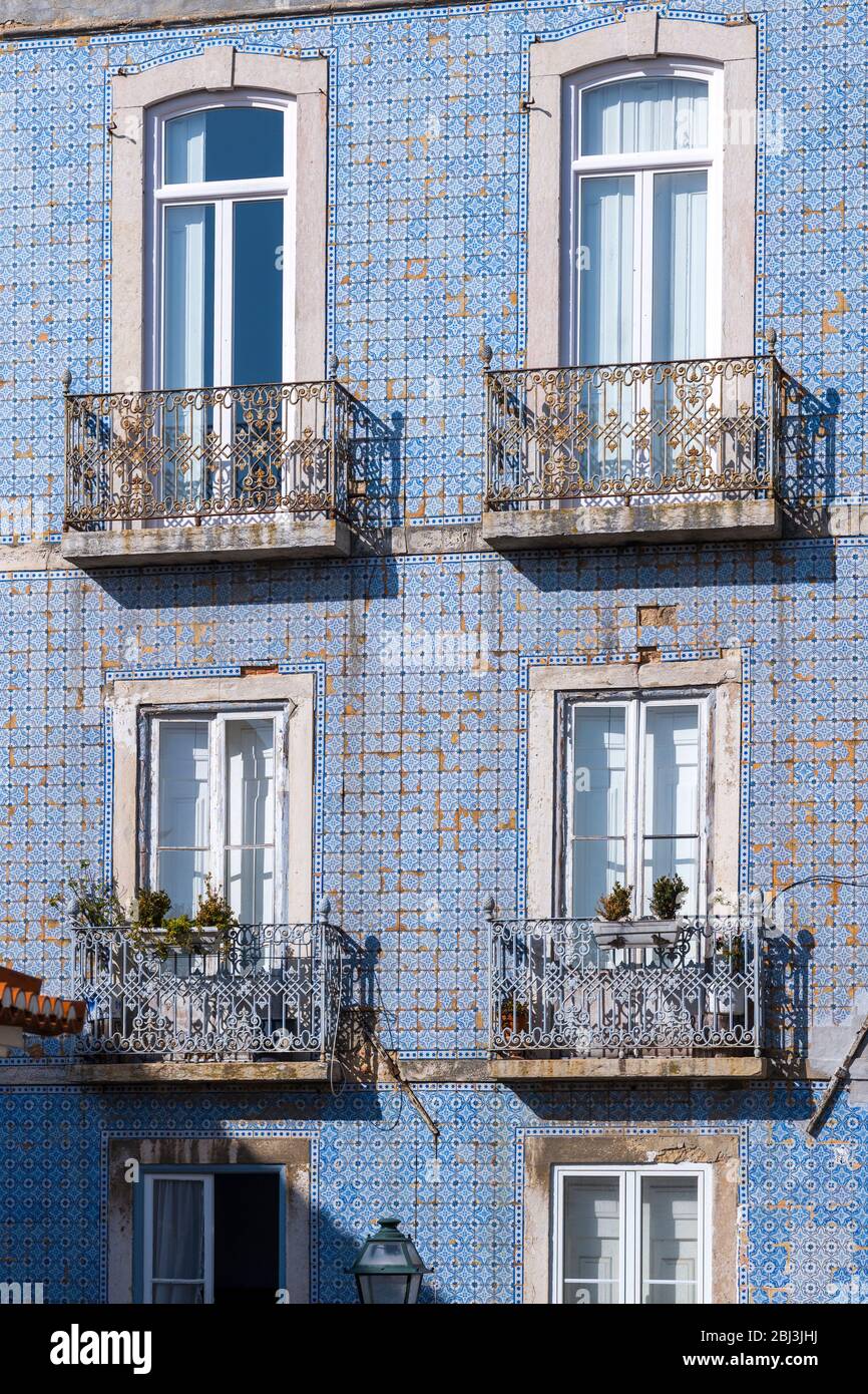Piastrelle e balconi tipici portoghesi Azulejos in zona residenziale a Lisbona, Portogallo Foto Stock