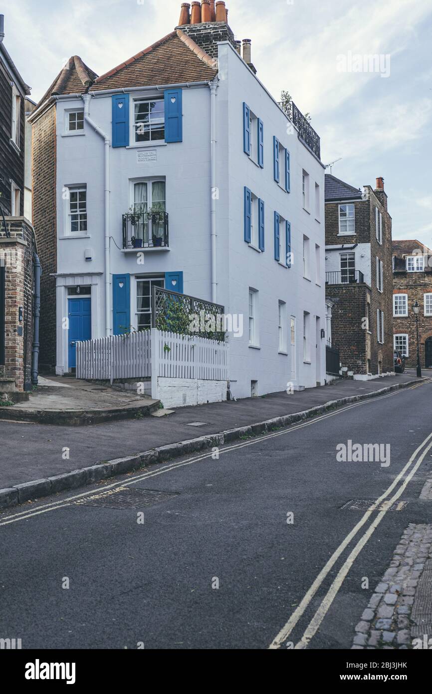 Cottage in stile georgiano dipinto di bianco a Hampstead, uno dei quartieri più desiderabili con alcuni degli alloggi più costosi nell'area di Londra Foto Stock