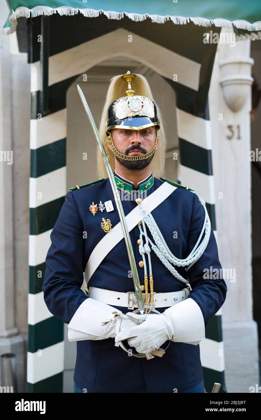 Entrata in uniforme cerimoniale al Museo Nazionale della Guardia Repubblicana - Guarda Nacional Republicana Comando-Geral da GNR a Lisbona, Portogallo Foto Stock