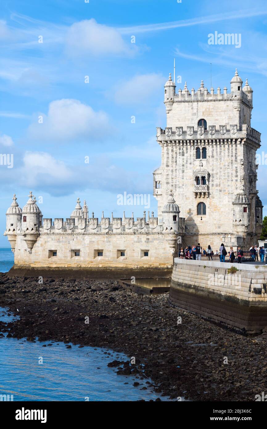 I turisti visitano la Torre di Belem - la Torre di Saint Vincent è una fortificazione del XVI secolo e porta d'ingresso a Lisbona, Portogallo Foto Stock