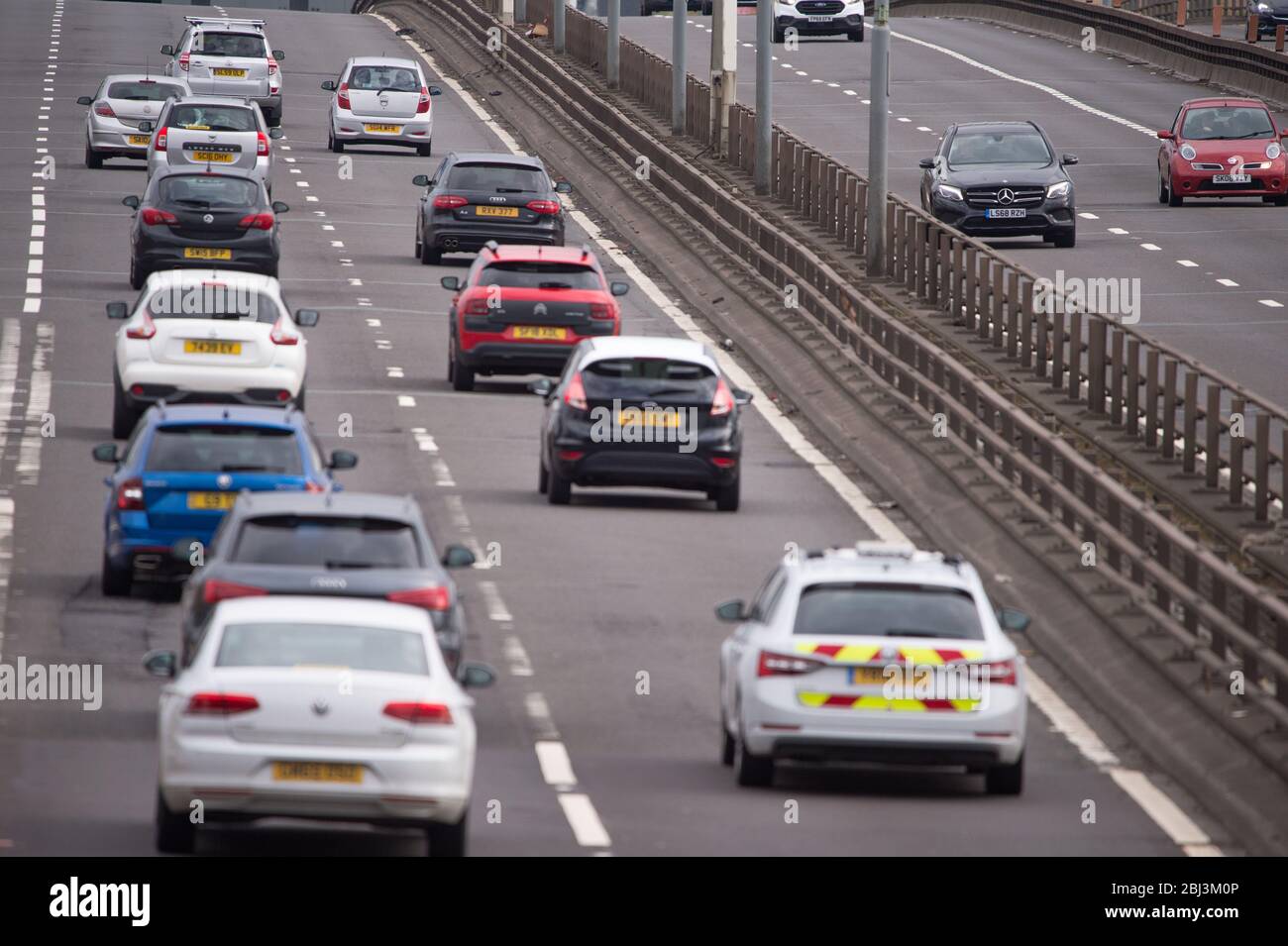 Glasgow, Regno Unito. 28 Aprile 2020. Nella foto: Traffico prolungato di ore di punta con chiusura a chiave sull'autostrada M8 del Kingston Bridge, il ponte stradale più trafficato della Scozia, che normalmente trasporta oltre 110,000 veicoli al giorno. Credit: Colin Fisher/Alamy Live News Foto Stock