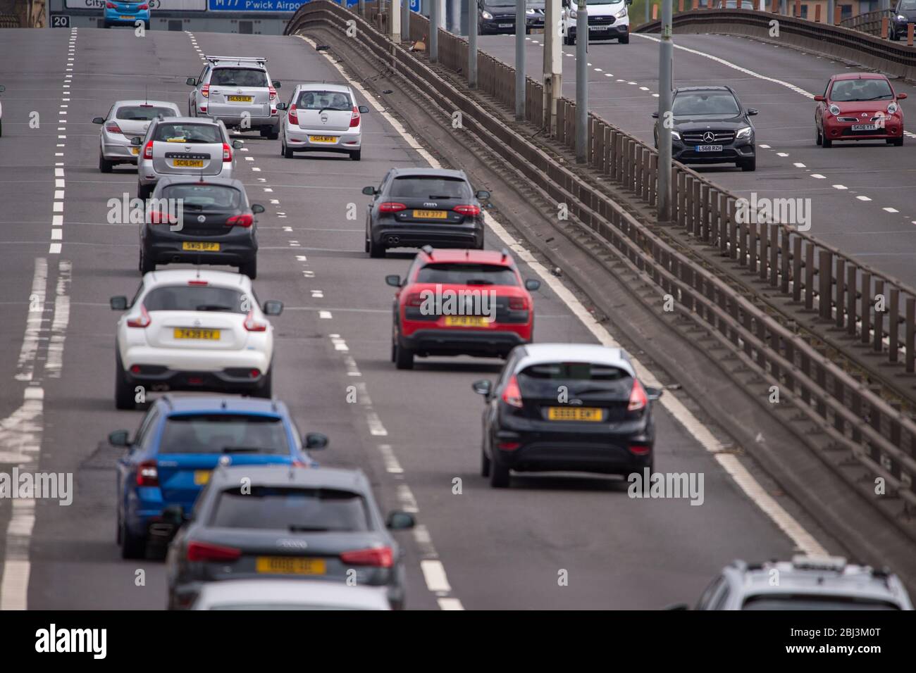 Glasgow, Regno Unito. 28 Aprile 2020. Nella foto: Traffico prolungato di ore di punta con chiusura a chiave sull'autostrada M8 del Kingston Bridge, il ponte stradale più trafficato della Scozia, che normalmente trasporta oltre 110,000 veicoli al giorno. Credit: Colin Fisher/Alamy Live News Foto Stock