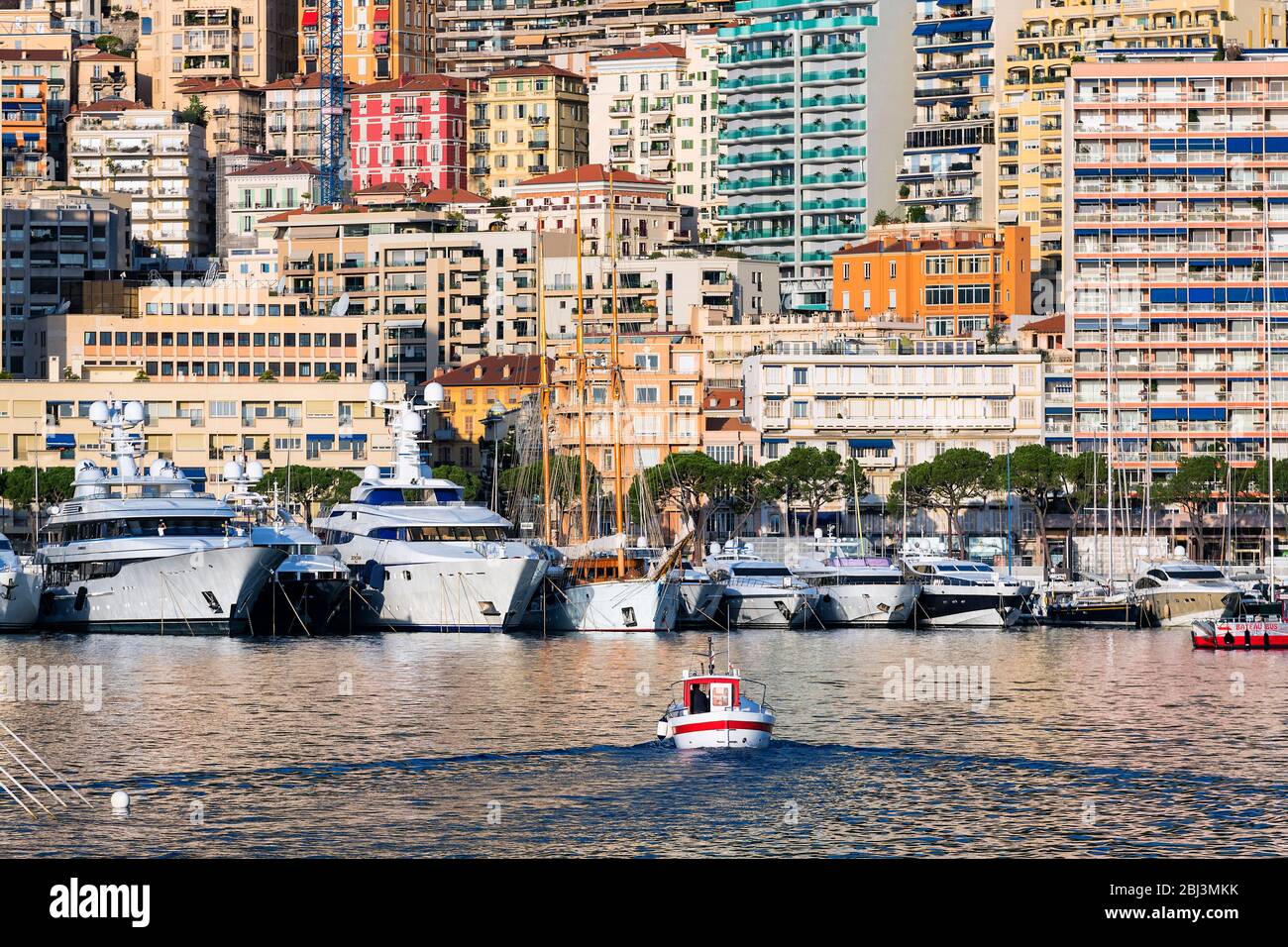 Barche ormeggiate a Port Hercule a Monaco. Foto Stock