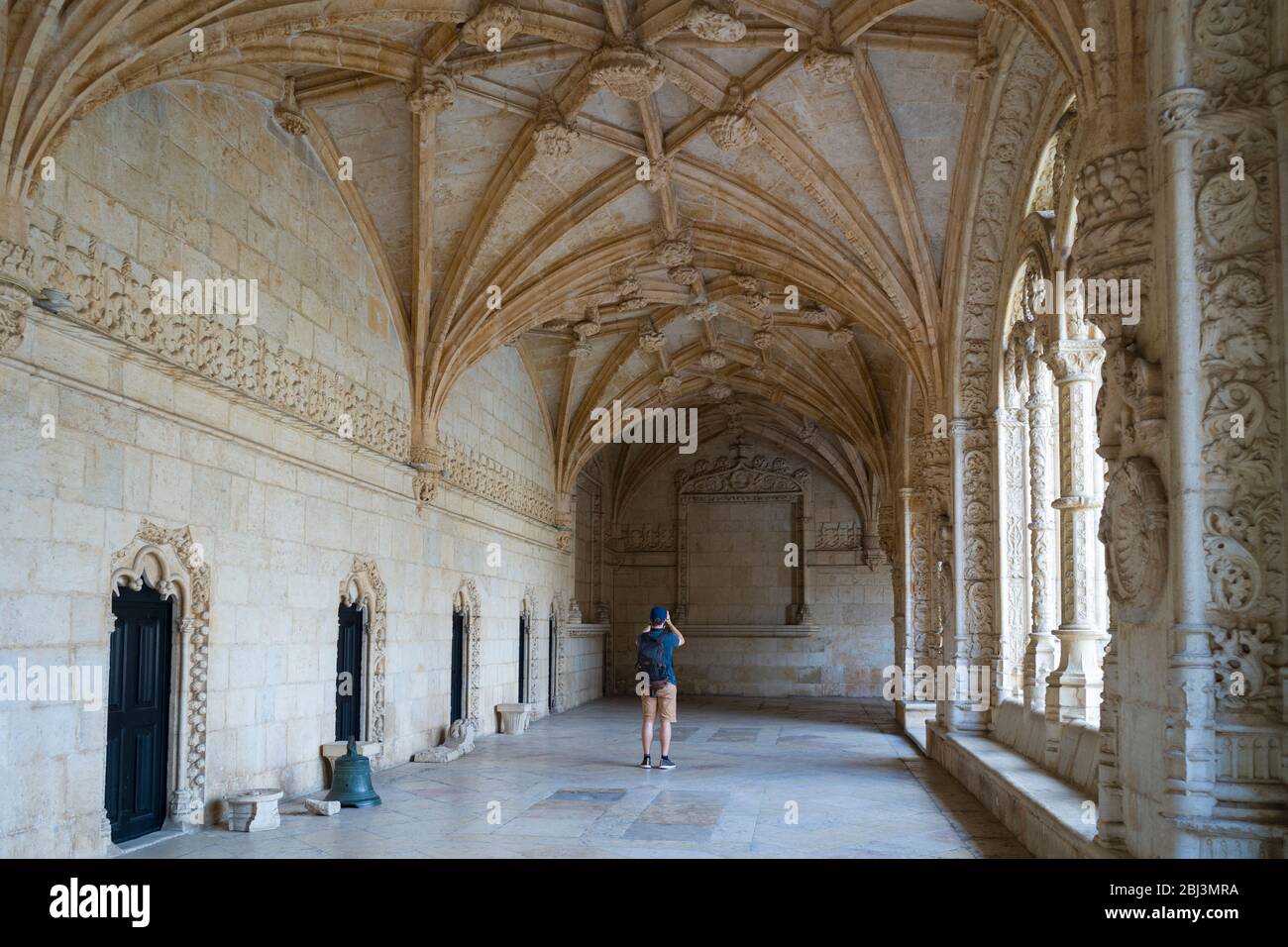 Il turista che prende le fotografie nei chiostri del monastery famoso di Jeronimos - Mosteiro dos Jeronimos a Lisbona, Portogallo Foto Stock