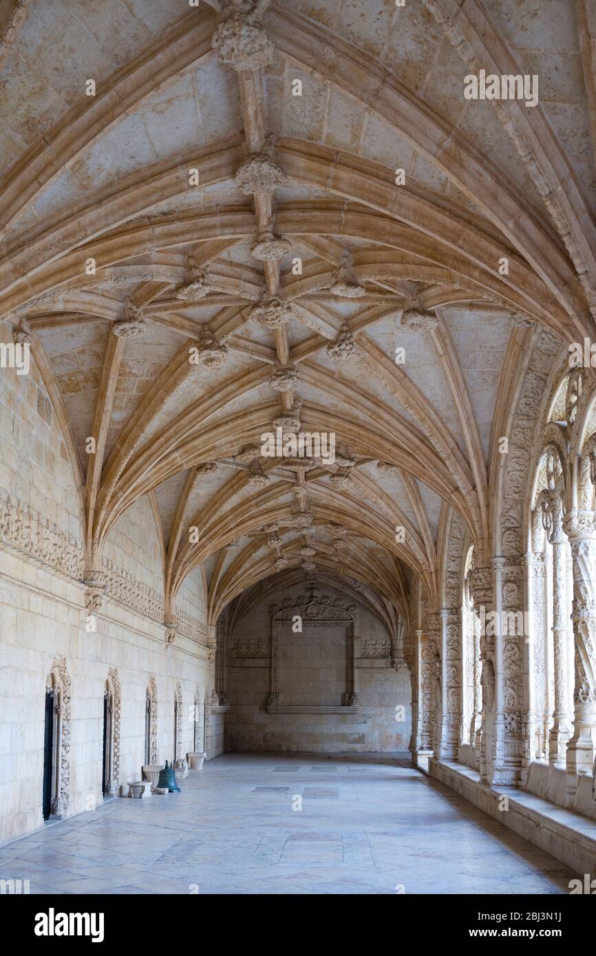 Colonne di pietra archi e chiostri del famoso Monastero di Jeronimos - Mosteiro dos Jeronimos a Lisbona, Portogallo Foto Stock